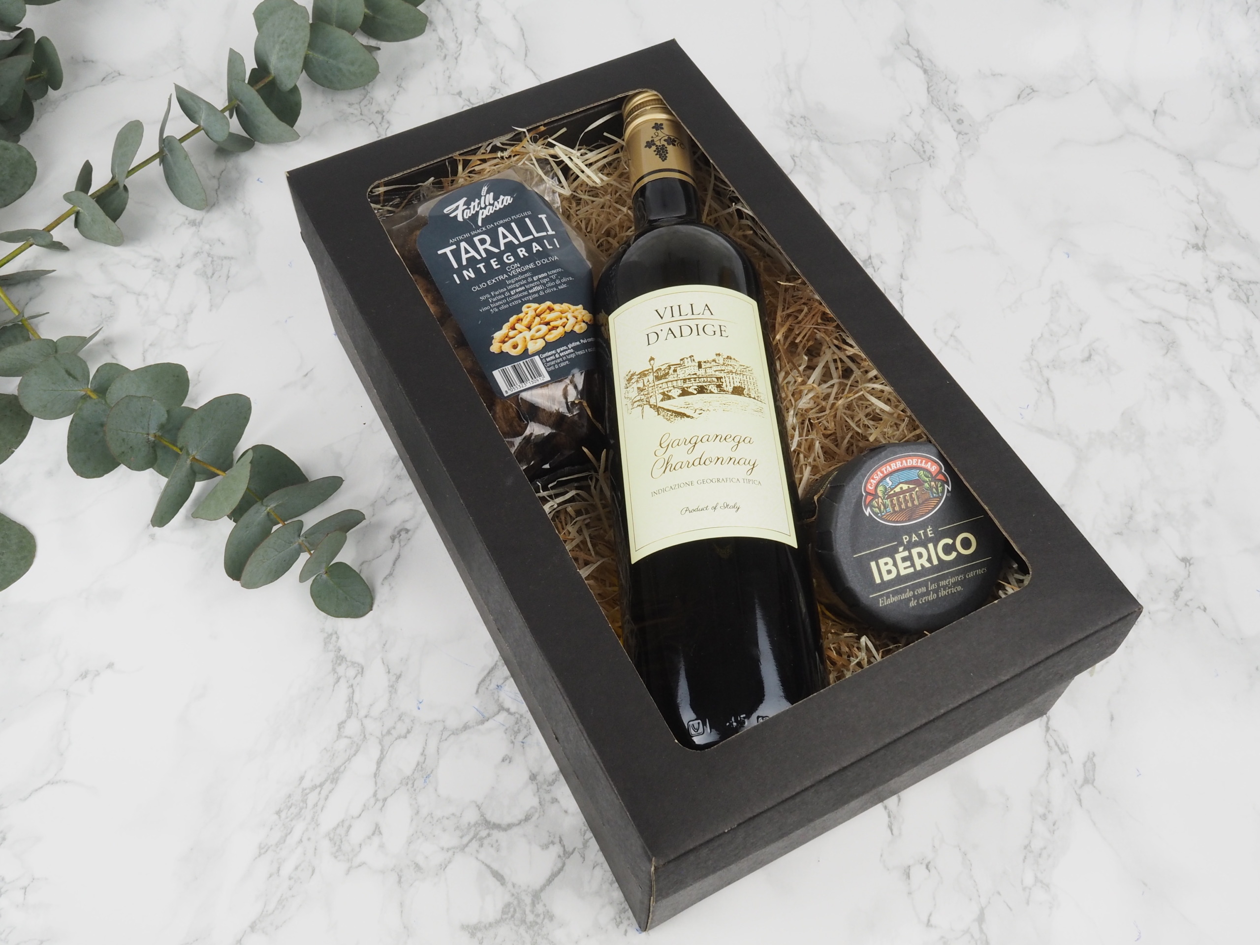 Dárkový balíček Black Ibérico v sobě obsahuje italské bílé víno Chardonnay, italské celozrnné tarallini a vepřovou paštiku z výběrového vepřového masa Ibérico.