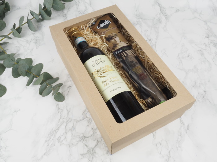 Dárkový balíček Natur Pinot v sobě obsahuje italské červené víno Pinot Grigio a fuet s černým pepřem.