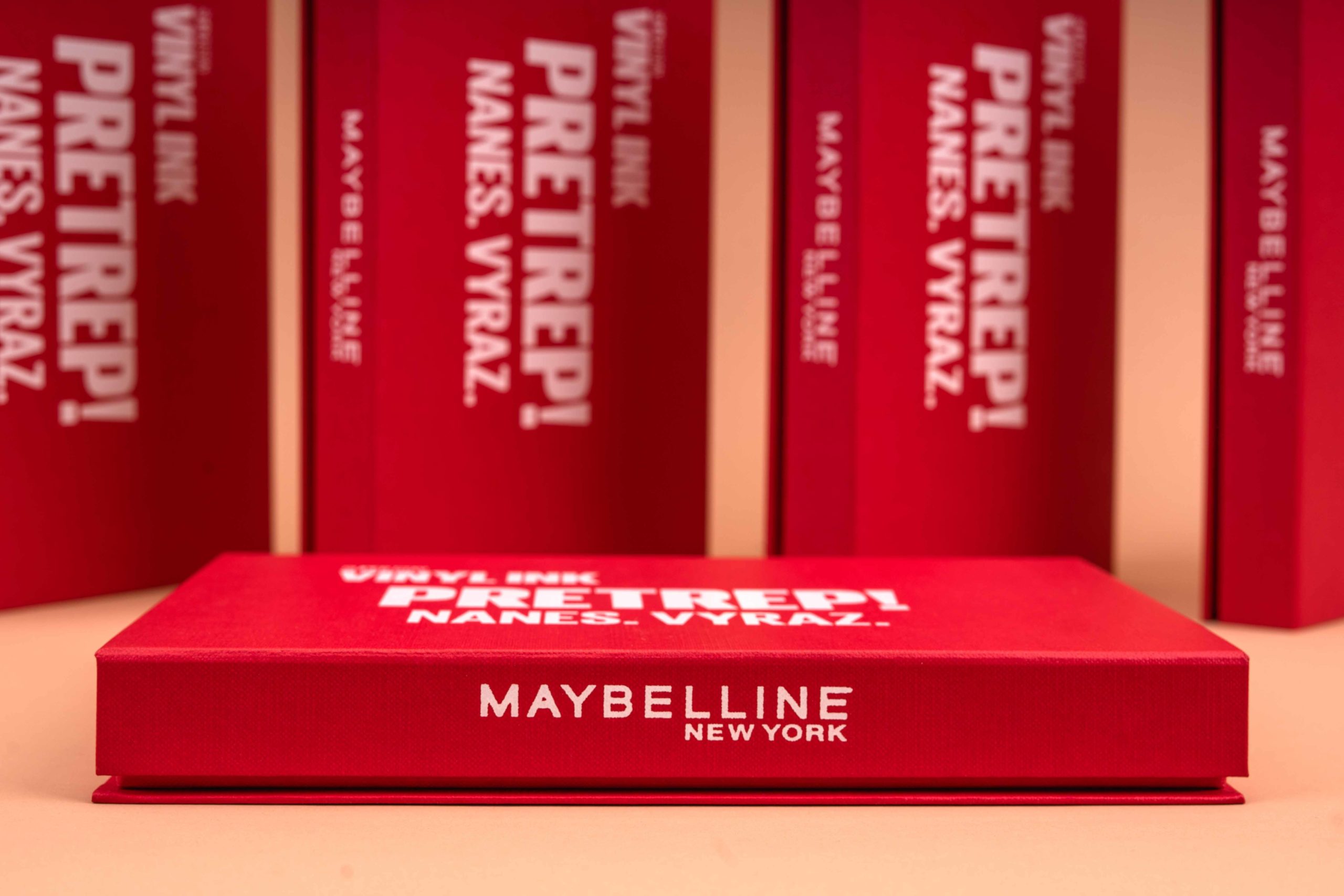 Dárková krabička Maybelline s magnetickým zavíráním a molitanovou proložkou na rtěnky.