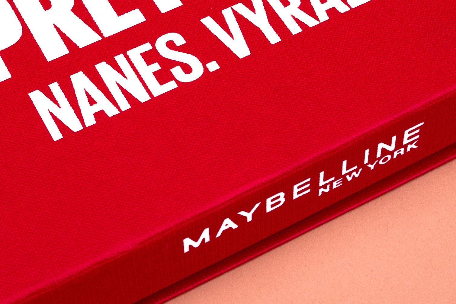 Dárková krabička Maybelline s magnetickým zavíráním a molitanovou proložkou na rtěnky.