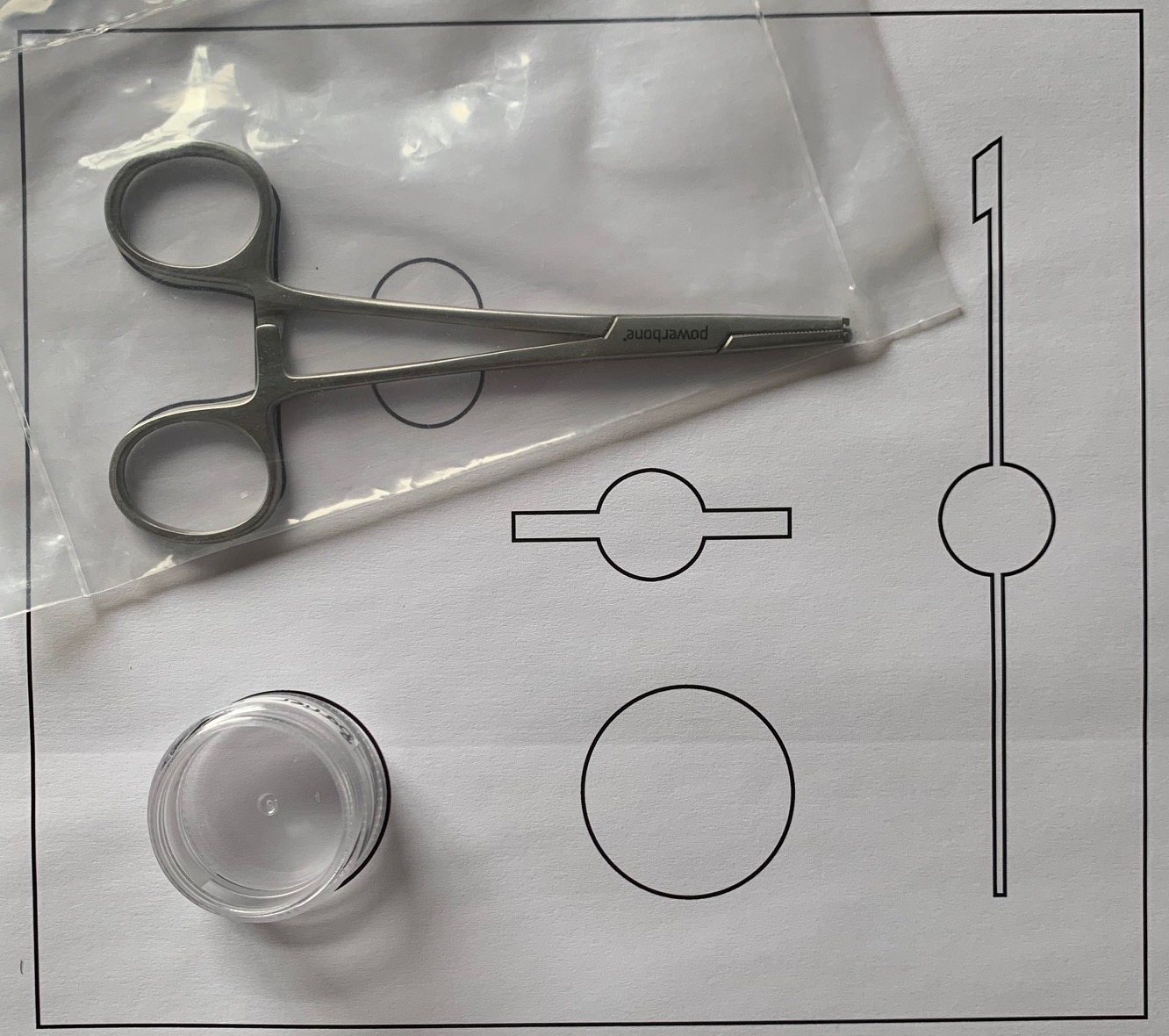 Prezentační magnetická krabička byla vyrobena na prezentaci instrumentů potřebným k plastickým operacím. Každá sada instrumentů se skládala z odlišného kompletu, a proto byly krabičky vyrobeny ve třech variantách. Na krabičky bylo následně vyraženo logo a uvnitř je laserem vyřezávaný molitan přesně na každý instrument.