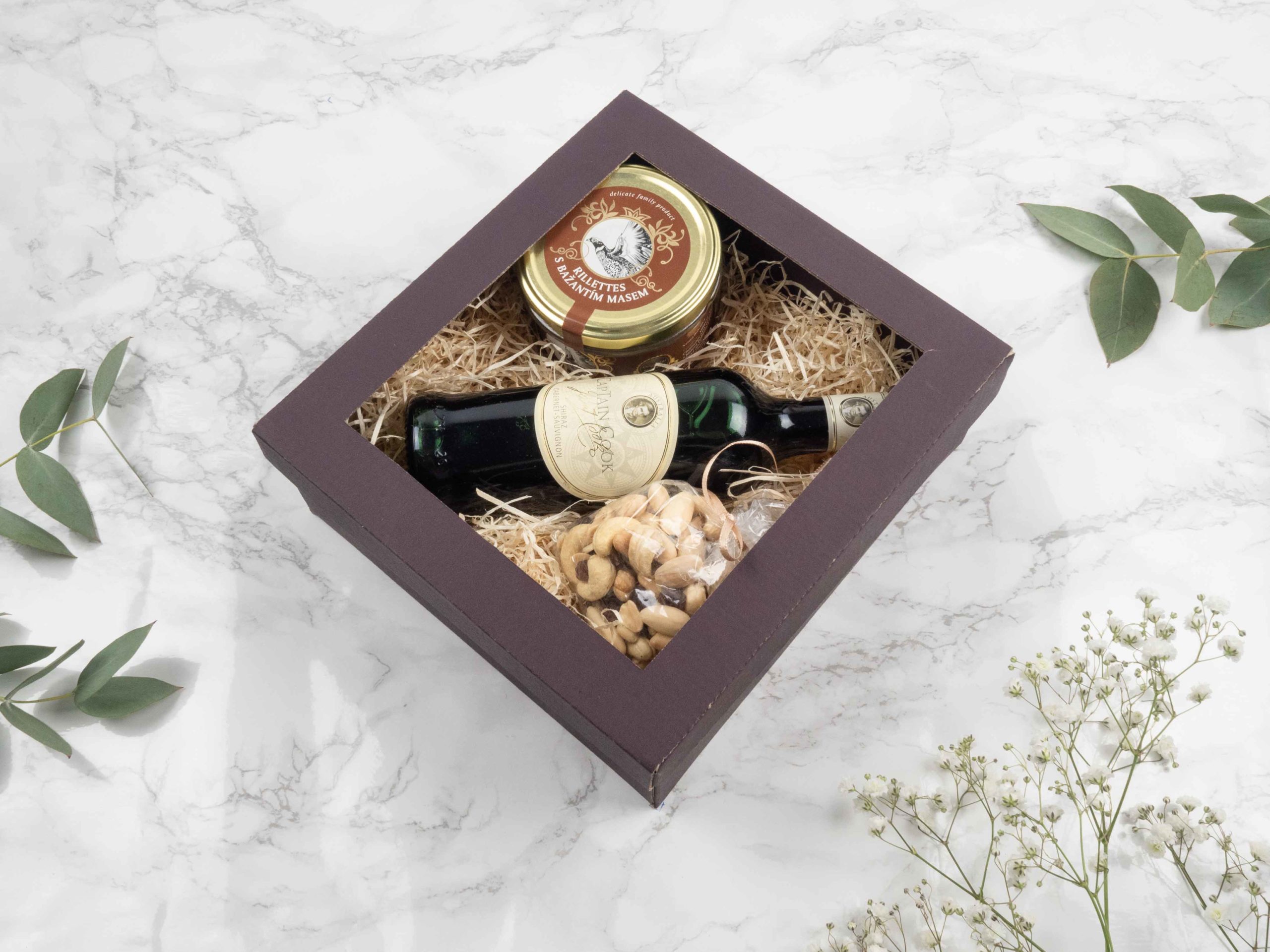 Dárková krabička v sobě ukrývá rilettes s bažantím masem, australské červené víno Shiraz a mix oblíbených oříšků. Všechny pochutiny jsou baleny v elegantní a ekologické papírové krabičce. Obdarujte s chutí malým degustačním zážitkem.