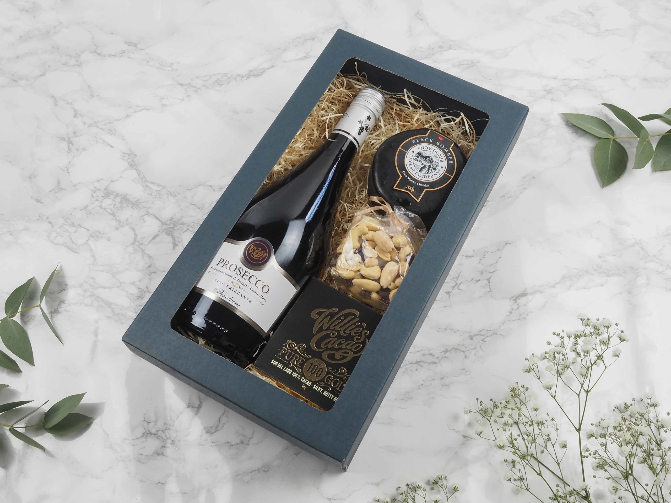 Dárková krabička v sobě ukrývá skvělé Prosecco, sýr cheddar Black Bomber, mix oblíbených oříšků a hořká 100% čokoláda. Všechny pochutiny jsou baleny v elegantní a ekologické papírové krabičce. Obdarujte s chutí malým degustačním zážitkem.
