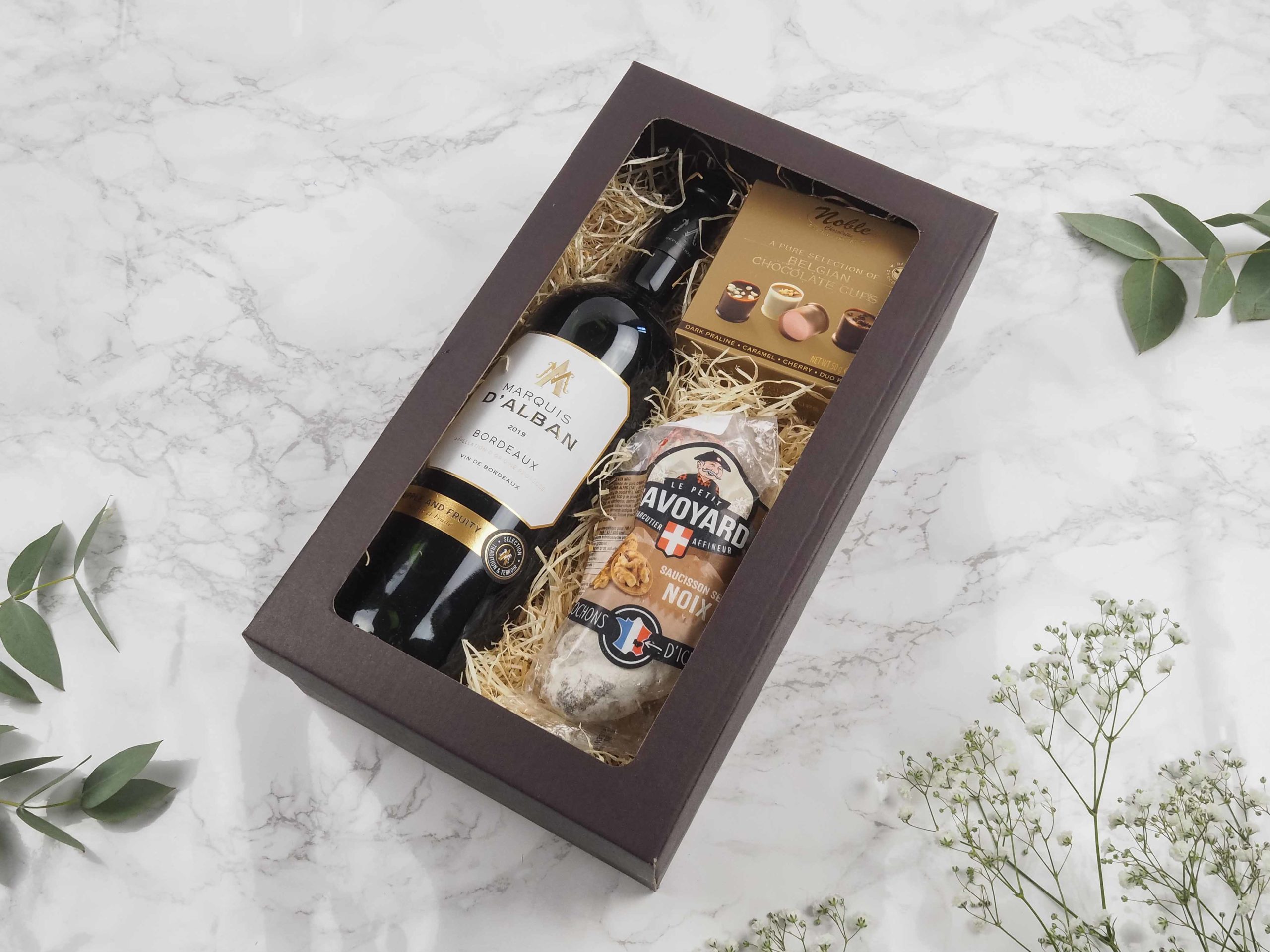 Dárková krabička v sobě ukrývá kvalitní červené víno Bordeaux, belgické čokoládové pralinky a francouzský savojský salámek s vlašskými ořechy. Všechny pochutiny jsou baleny v elegantní a ekologické papírové krabičce. Obdarujte s chutí malým degustačním zážitkem.