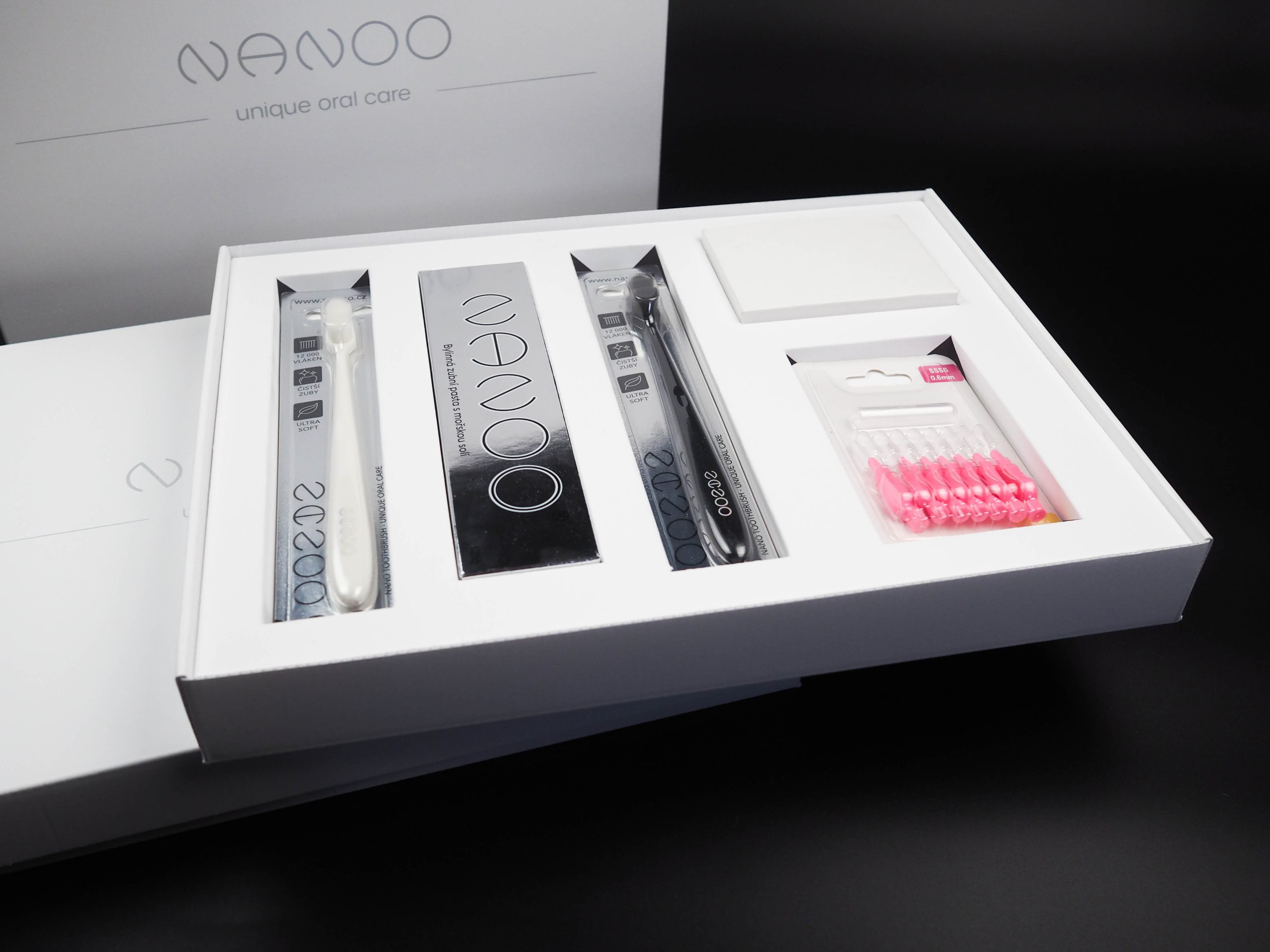 Krabice byly vyrobeny na zakázku k prezentaci dentálních pomůcek značky Nanoo. Krabička je v provedení víko/dno s proložkami na míru všem produktům.