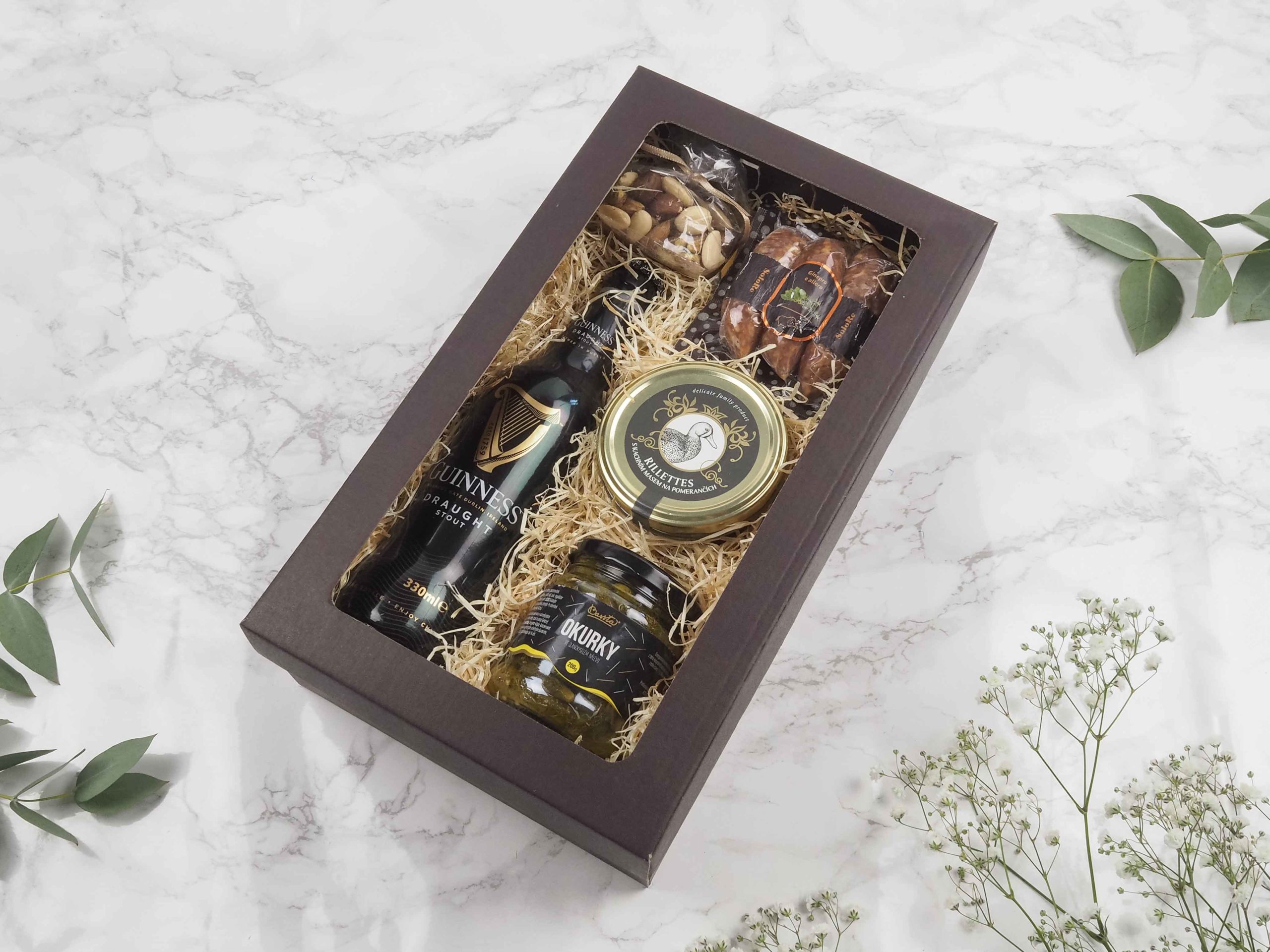 Dárková krabička v sobě ukrývá mix oblíbených oříšků, pivo Guinness, salsicci z divočáka s kořením a rilettes s kachním masem. Všechny pochutiny jsou baleny v elegantní a ekologické papírové krabičce. Obdarujte s chutí malým degustačním zážitkem.