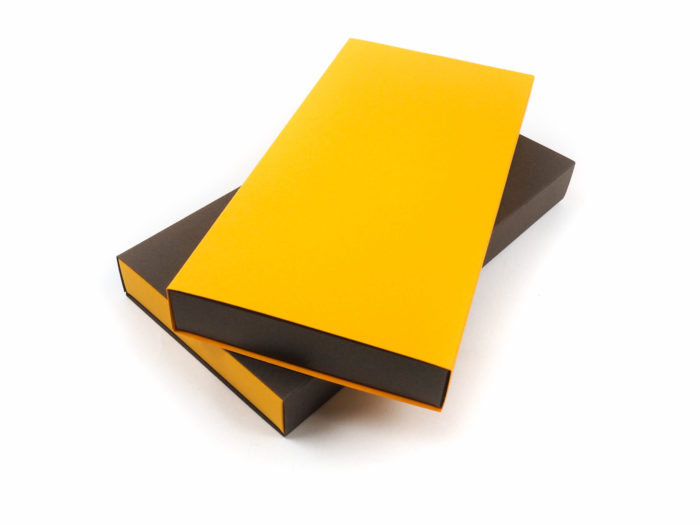 Dárková krabička byla vyrobena s výsuvným vnitřkem v kombinaci dvou barev.