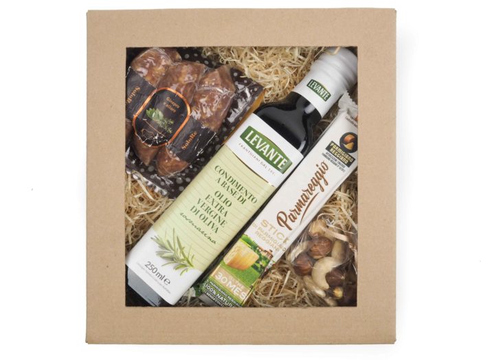Dárkový balíček Green Olio Dárková krabička v sobě ukrývá kvalitní olivový olej s rozmarýnem, salsiccia s bylinkami, parmazán ukrojený v tyčince a mix oblíbených oříšků. Všechny pochutiny jsou baleny v elegantní a ekologické papírové krabičce. Obdarujte s chutí malým degustačním zážitkem.