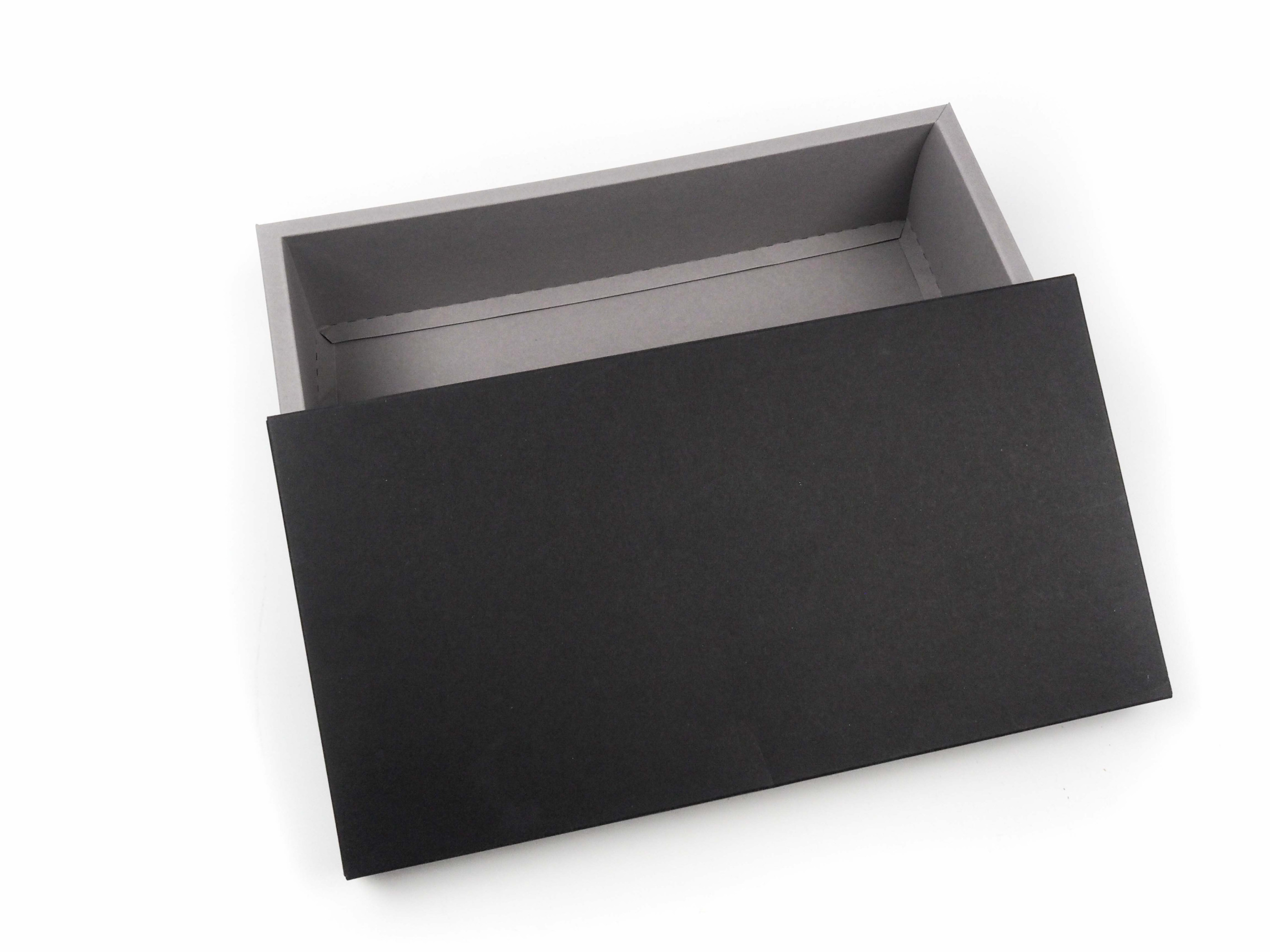 Dárková krabička byla vyrobena s požadavkem ve dvou barevném provedení s otevíráním víko/dno.
