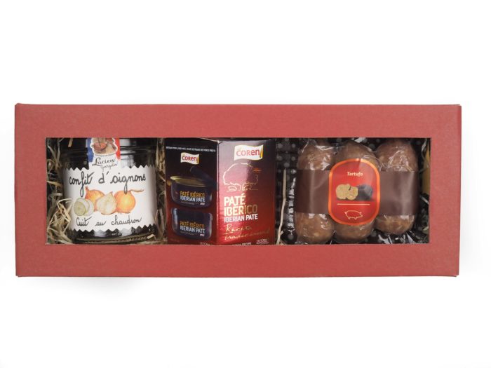 Dárkový balíček Lucien tartufo Dárková krabička v sobě ukrývá kvalitní čatní z konfitované cibule, paté Ibérico s pepřovou příchutí a salsiccia vepřové klobásky s lanýži. Všechny pochutiny jsou baleny v elegantní a ekologické papírové krabičce. Obdarujte s chutí malým degustačním zážitkem.
