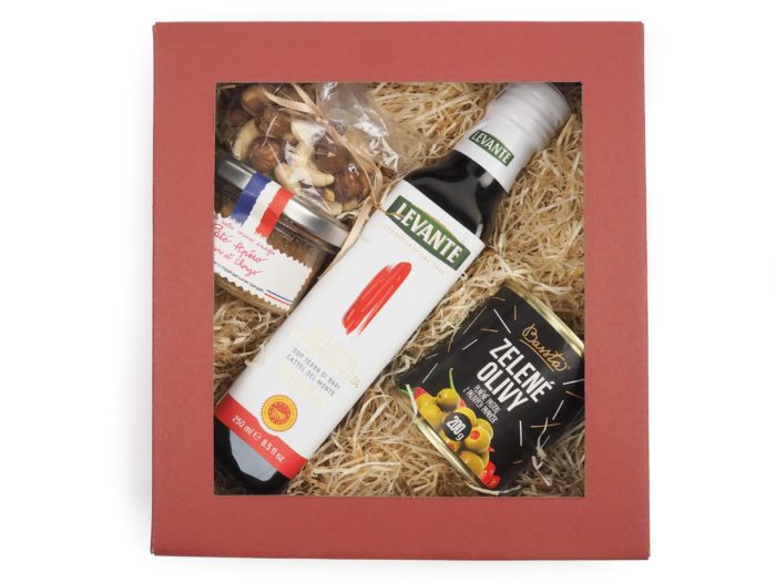 Dárkový balíček Olive Nuts Dárková krabička v sobě ukrývá mix oblíbených oříšků, farmářskou terinu, kvalitní italský olivový olej a zelené olivy plněné pastou z papriček. Všechny pochutiny jsou baleny v elegantní a ekologické papírové krabičce. Obdarujte s chutí malým degustačním zážitkem.