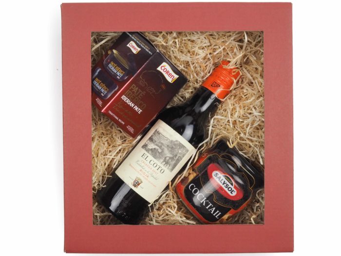 Dárková krabička v sobě ukrývá paté Ibérico s pepřovou příchutí, španělské červené víno Rioja a mxi sušených plodů. Všechny pochutiny jsou baleny v elegantní a ekologické papírové krabičce. Obdarujte s chutí malým degustačním zážitkem.