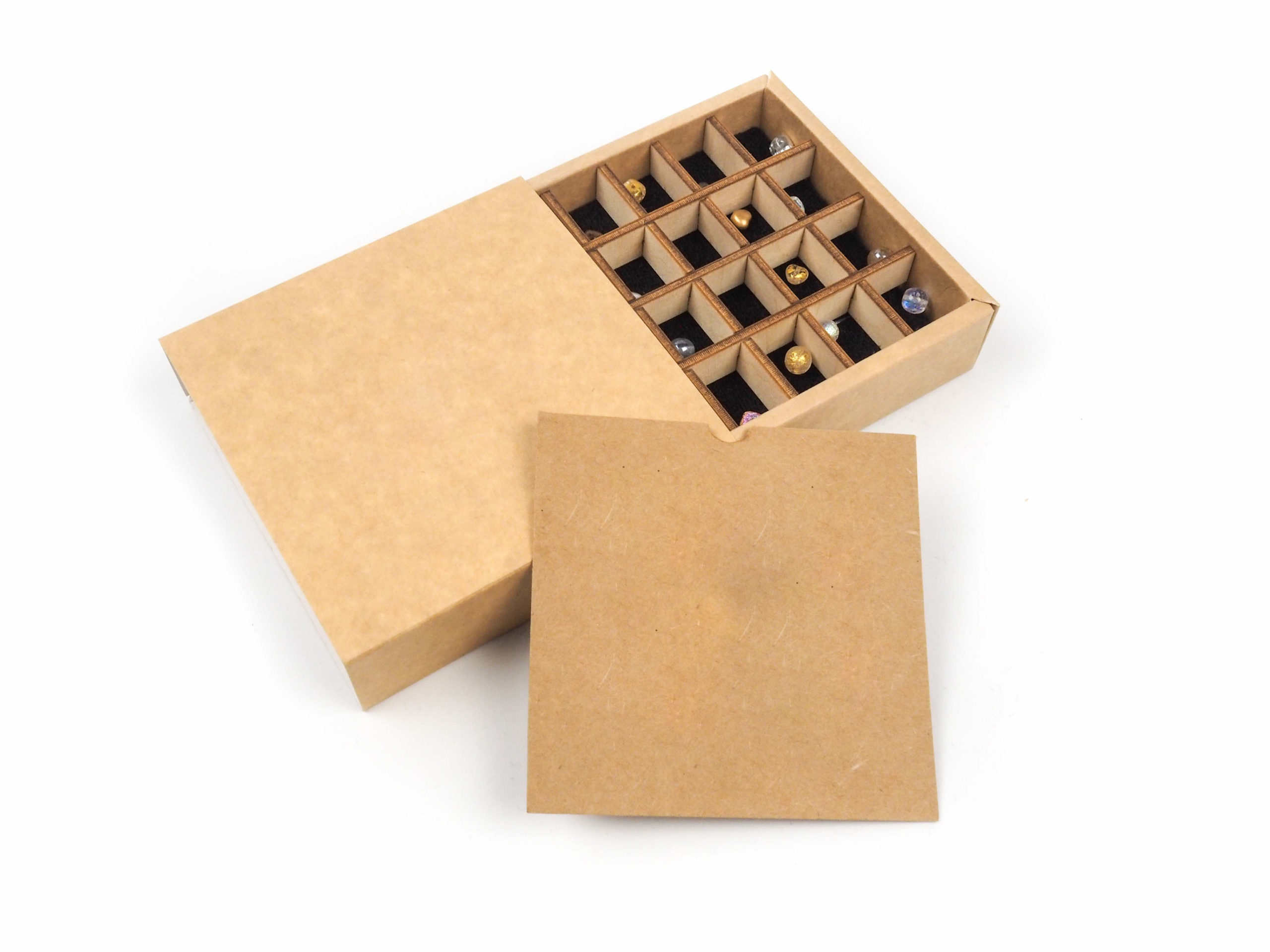 Dárková krabička byla vyrobena na korálky s výsuvným vnitřkem, který byl doplněn o dřevěný rozdělovač a pěnový podklad v černé barvě.