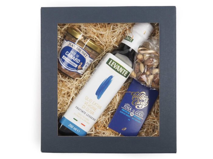 Dárkový balíček Virgine Blue Dárková krabička v sobě ukrývá kvalitní olivový olej extra virgine, kachní terinu s Armagnacem, mix oblíbených oříšků a mléčnou čokoládu Willies. Všechny pochutiny jsou baleny v elegantní a ekologické papírové krabičce. Obdarujte s chutí malým degustačním zážitkem.