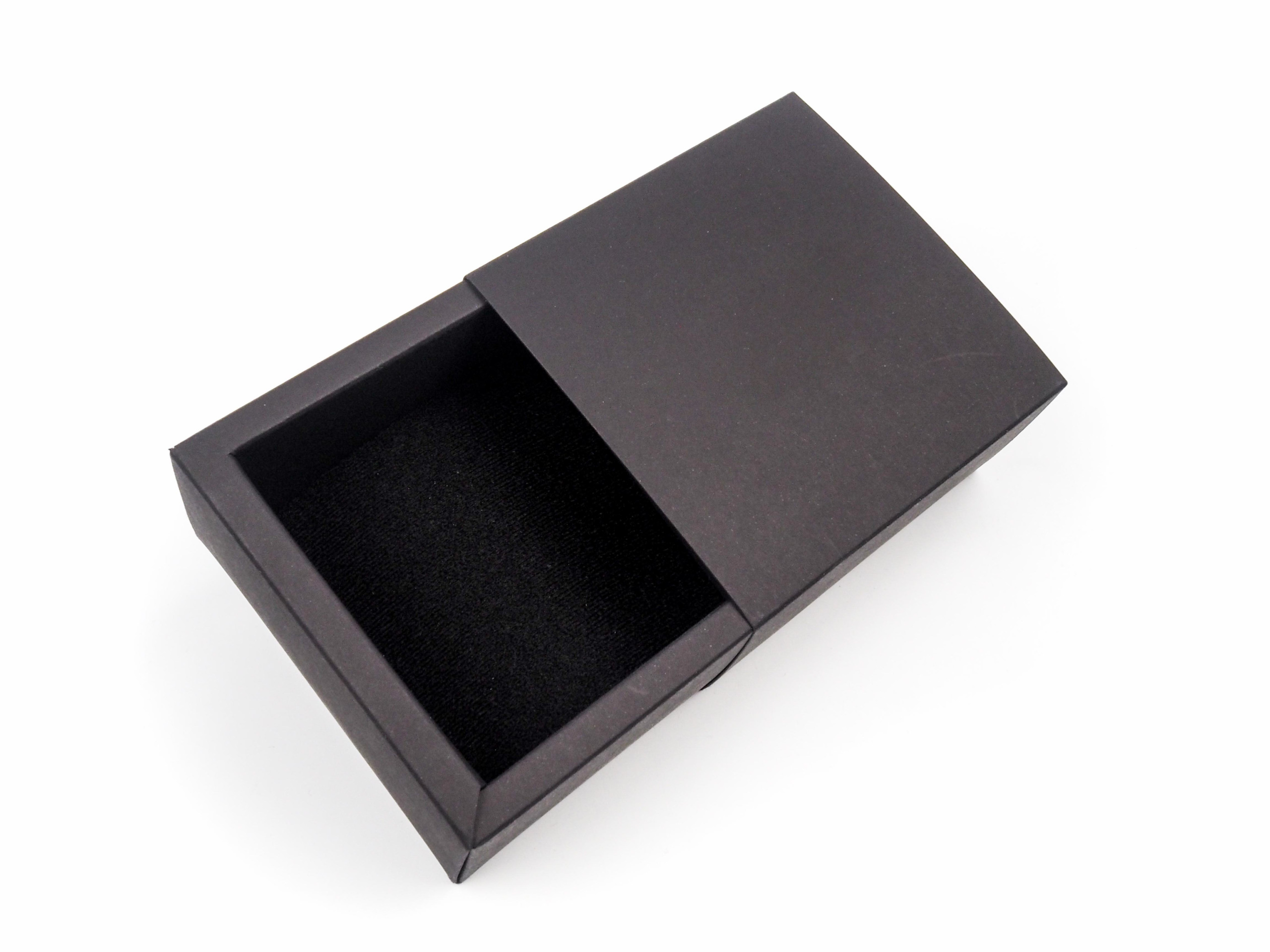 Dárková krabička byla vyrobena na vložení šperků s požadavkem na vysouvání z boku. Uvnitř byl vložena tenká molitanová vložka.