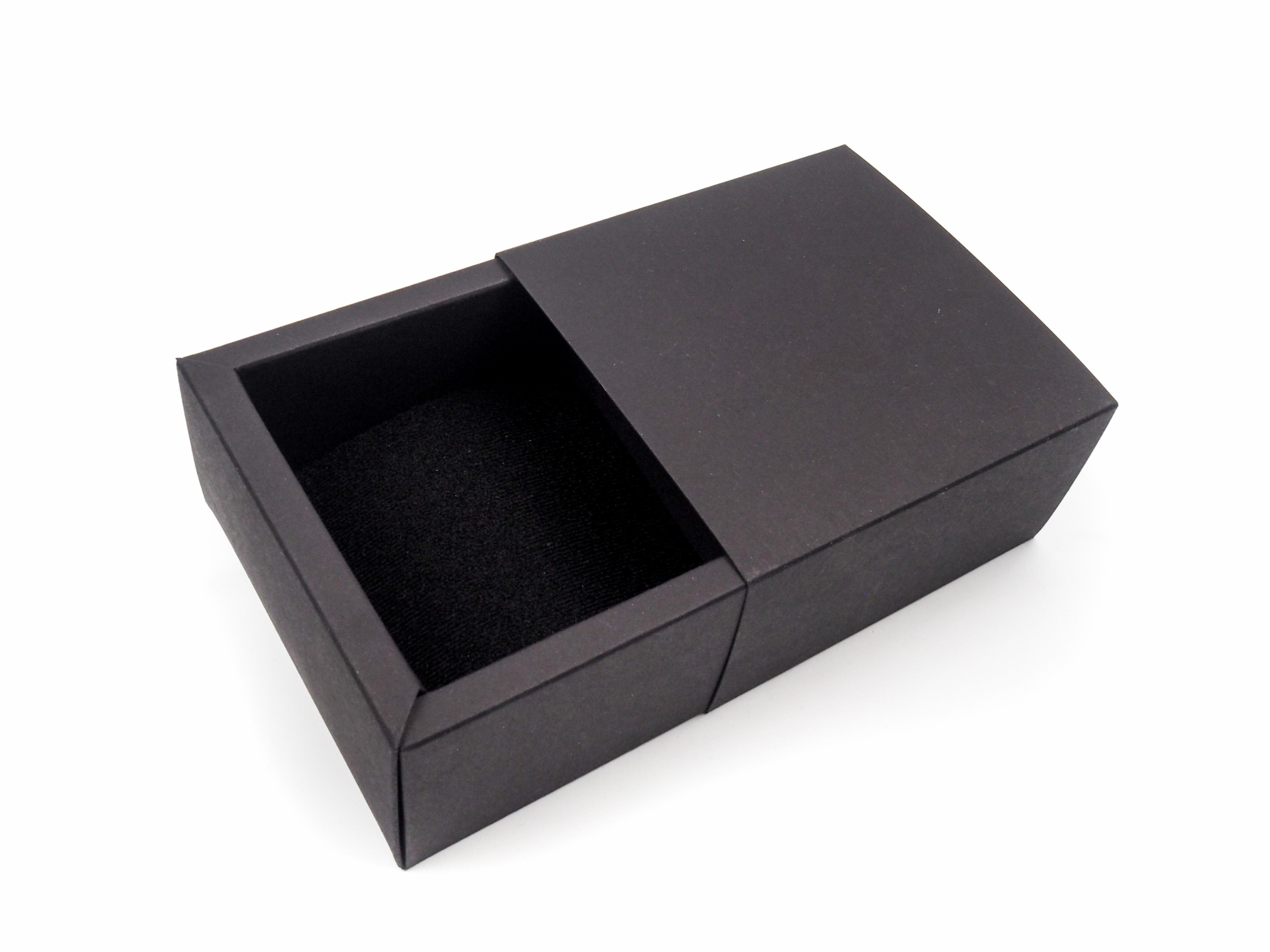 Dárková krabička byla vyrobena na vložení šperků s požadavkem na vysouvání z boku. Uvnitř byl vložena tenká molitanová vložka.