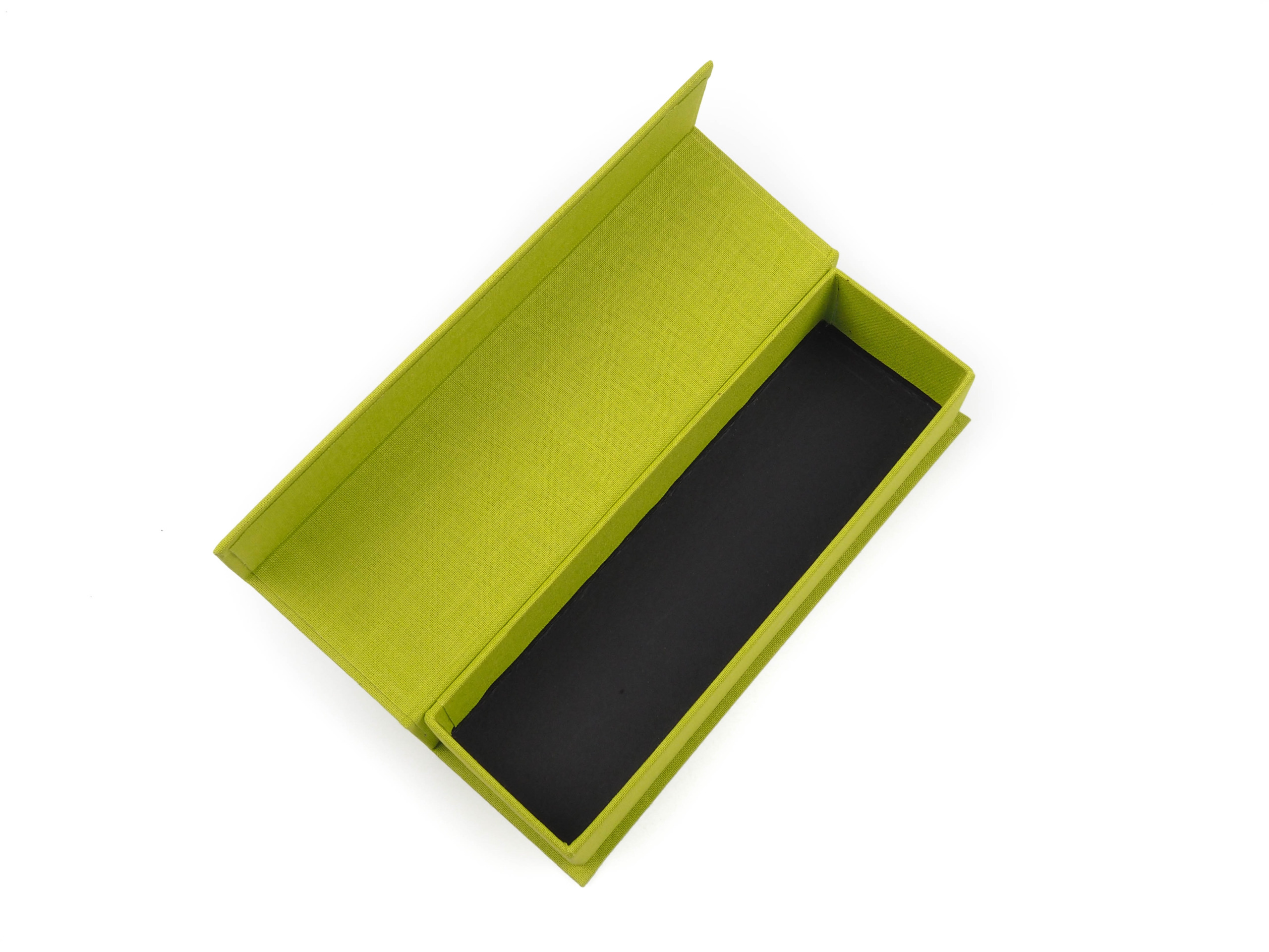 Dárková krabička s magnetickým zavíráním byla vyrobena v potahu ze svítivě zelené textilie. Víčko je magnetická a dno krabičky je v běžném černém potahu bez struktury.