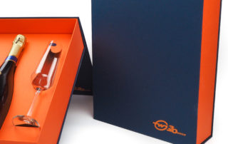 Dárková krabice s magnetickým zavíráním a proložkou s výřezy na produkty.