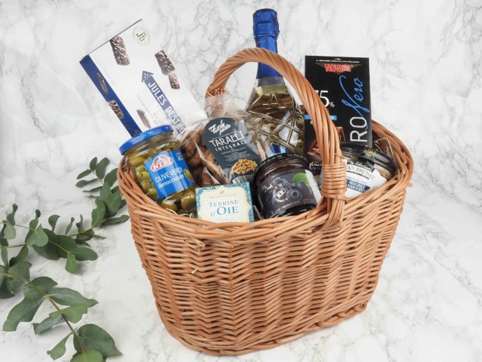 Dárkový koš Blue Astoria Dárkový koš v sobě ukrývá italské Prosecco Astoria Superiore D.O.C., italské zelené olivy bez pecek, křupavé italské tarallini, francouzskou vánoční terinu s lanýži, francouzskou vepřovou terinu s uzenými kachními prsy, 75% hořkou čokoládu, sušenky s čokoládou a křupinkami a džem s příchutí borůvek. Všechny pochutiny jsou baleny v pleteném koši se saténovou stuhou a celofánu. Obdarujte s chutí!