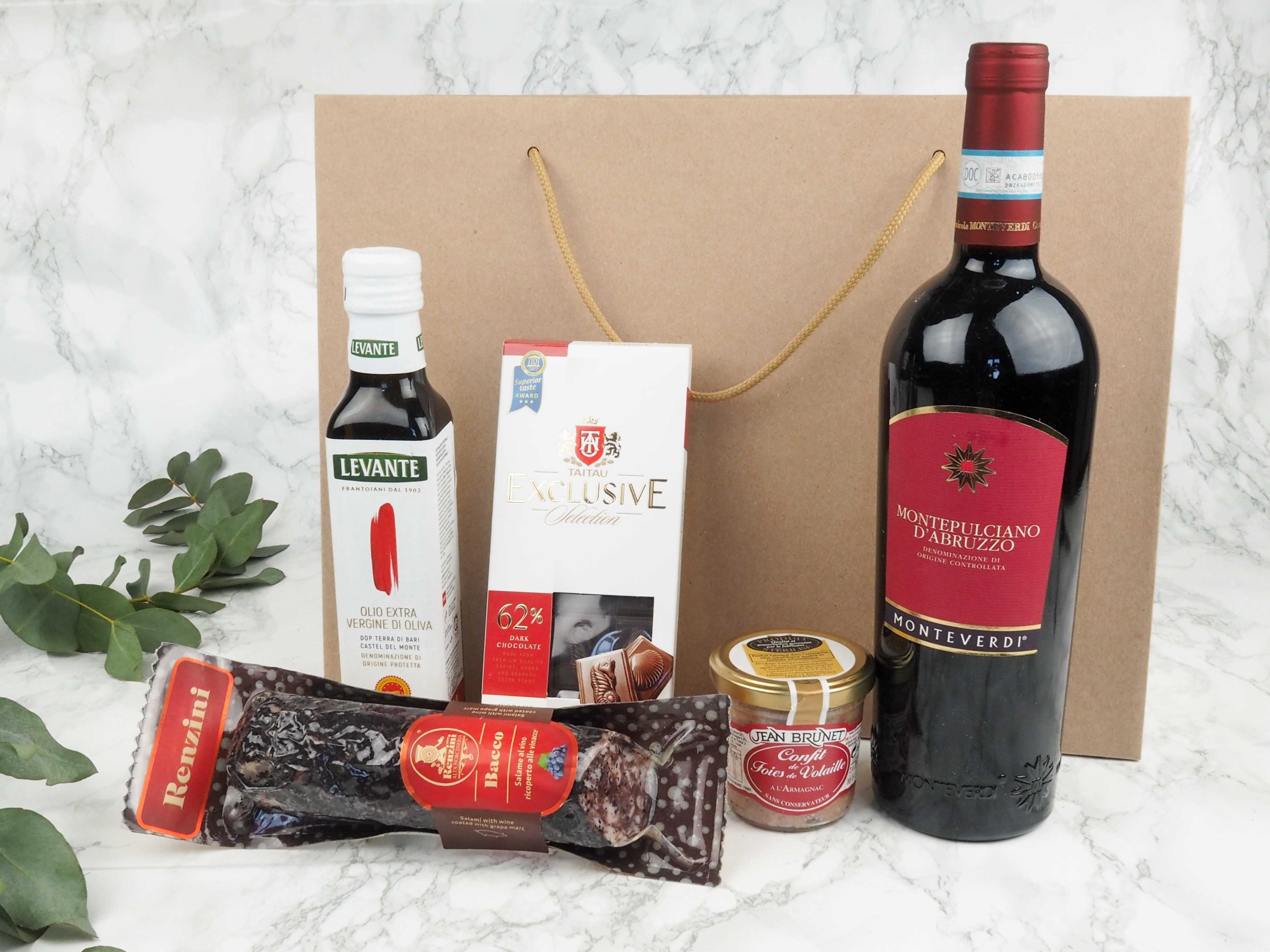 Dárková taška Red Monteverdi v sobě ukrývá kvalitní italské červené víno Monteverdi, extra panenský olivový olej, italský salám s lanýžem, 62% hořkou čokoládu a francouzskou farmářskou terinu. Všechny pochutiny jsou baleny v elegantní papírové tašce s textilními uchy. Obdarujte s chutí!