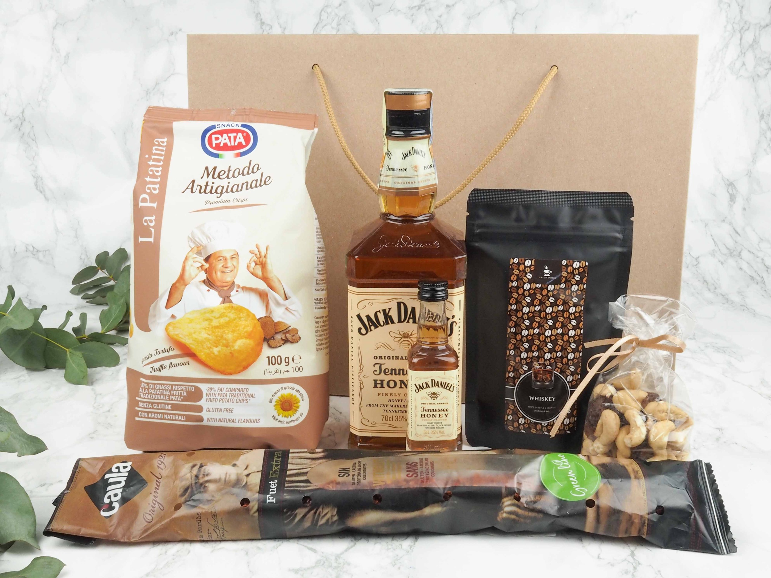 Dárková taška Brown Jack v sobě ukrývá Jack Daniel´s Tennessee Whiskey, italské bramborové lupínky se solí, zrnkovou kávu 100% Arabica s příchutí Whiskey, mix oříšků a fuet s černým pepřem. Všechny pochutiny jsou baleny v elegantní papírové tašce s textilními uchy. Obdarujte s chutí!