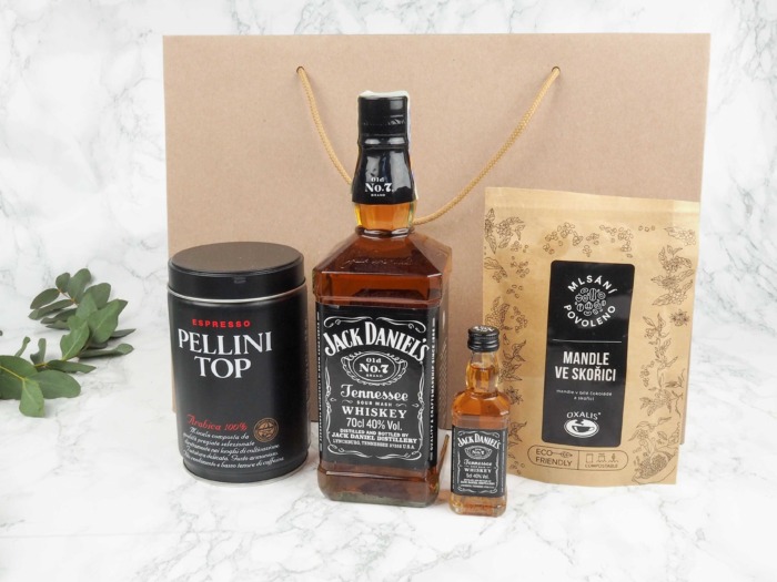 Dárková taška Black Whiskey v sobě ukrývá Jack Daniel Tenesi Whiskey, italskou mletou kávu Pellini a mandle v čokoládě a ve skořici. Všechny pochutiny jsou baleny v elegantní papírové tašce s textilními uchy. Obdarujte s chutí!