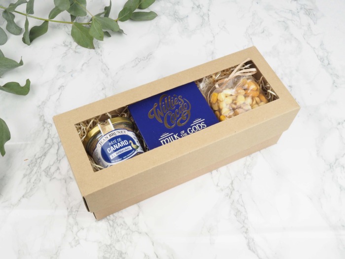 Dárkový balíček Blue Canrad v sobě obsahuje francouzskou kachní terinu s Armagnacem, mléčnou čokoládu a mix oříšků.