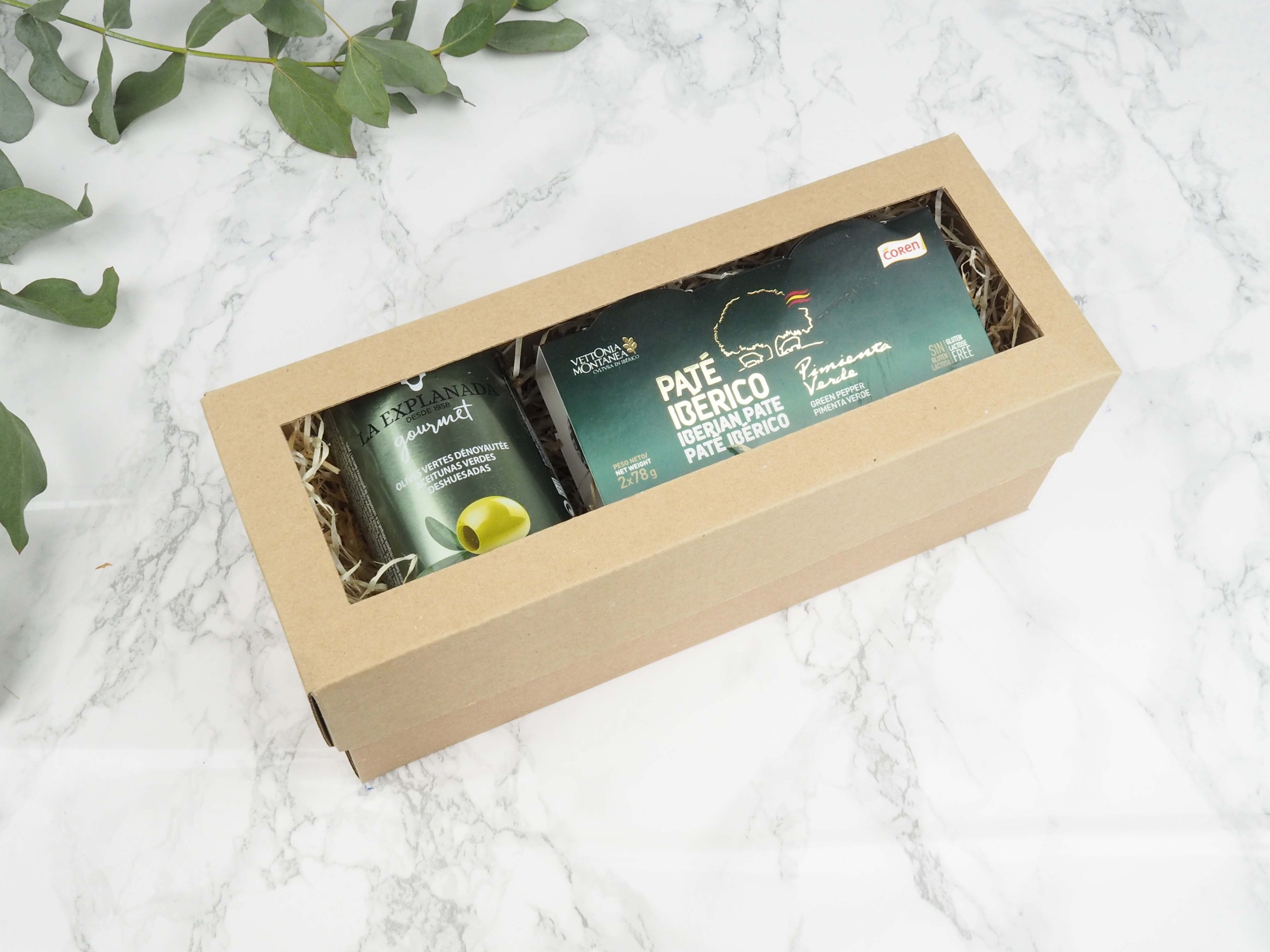 Dárkový balíček Pate Green v sobě obsahuje zelené olivy bez pecek a játrové mini paštičky z výběrového vepřového masa Ibérico.