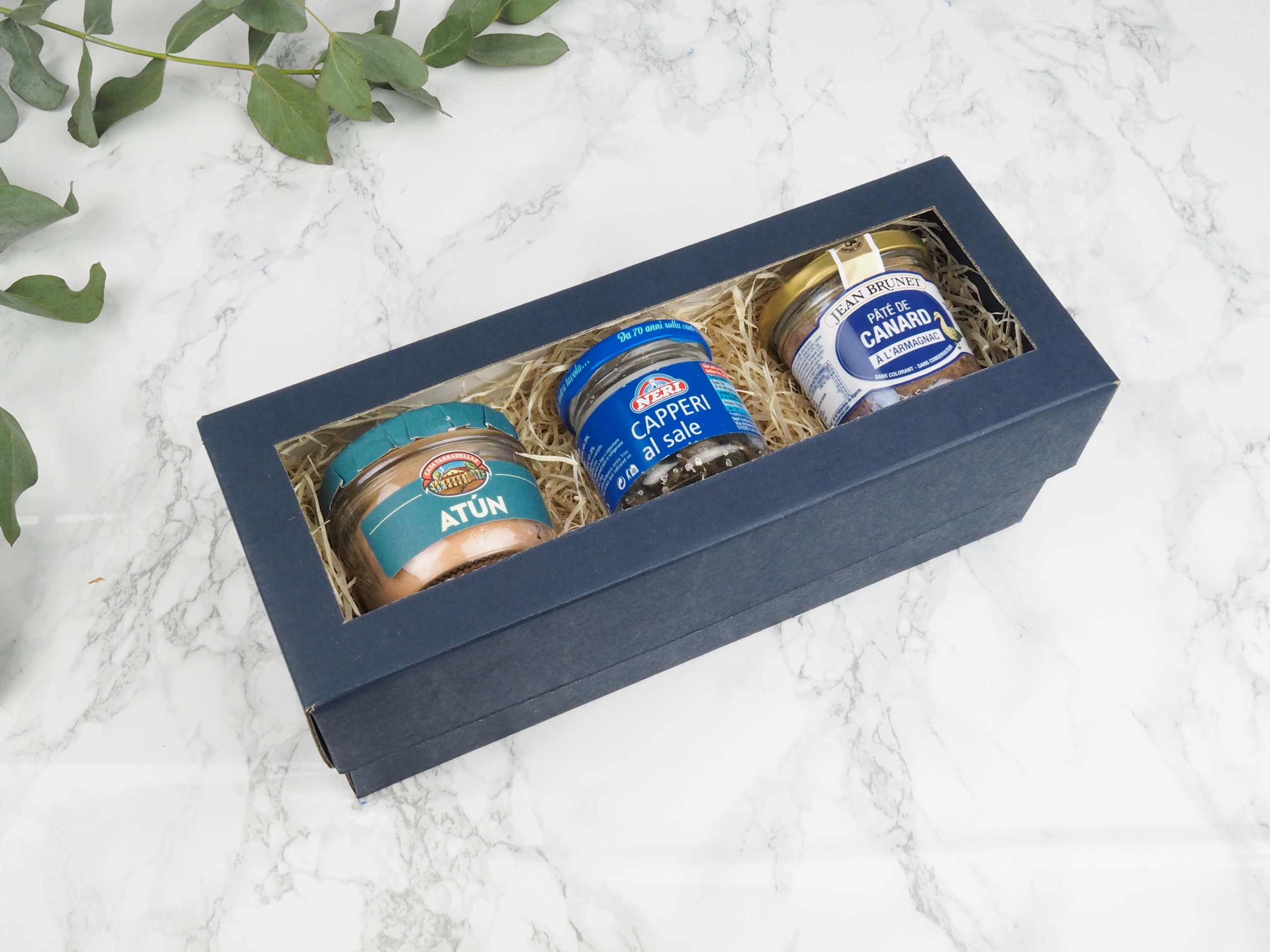 Dárkový balíček Blue Petit v sobě obsahuje paté z tuňáka, italské kapary nakládané v hrubé mořské soli a francouzskou terinu s Armagnacem.