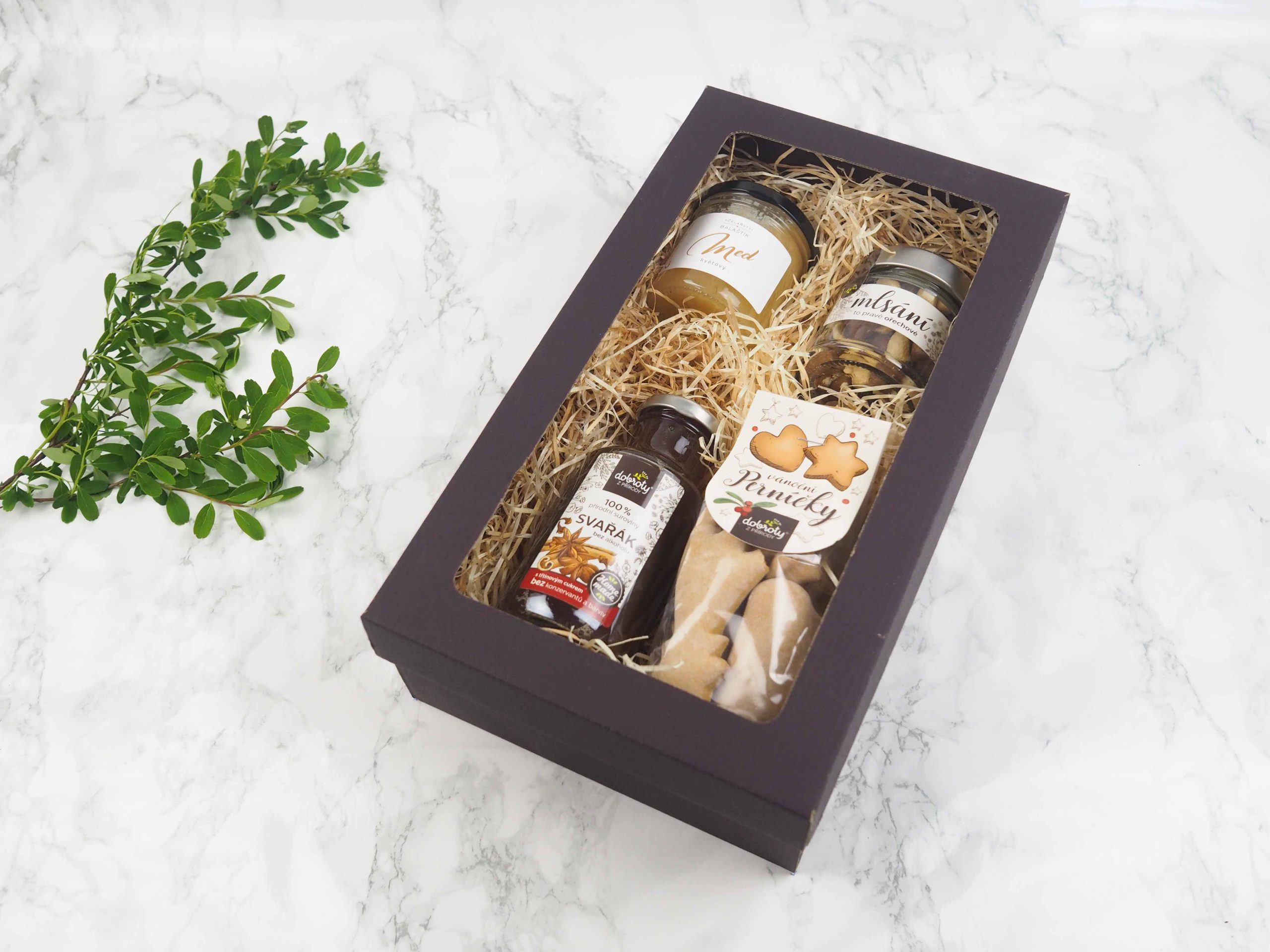 Dárkový balíček Medové Vánoce v sobě obsahuje český Květový med, bezalkoholový sirup do svařáku, pražený ořechový mix a medové perníčky. Darujte luxusní balíček plný pochutin s chutí a udělejte svým obdarovaným radost.