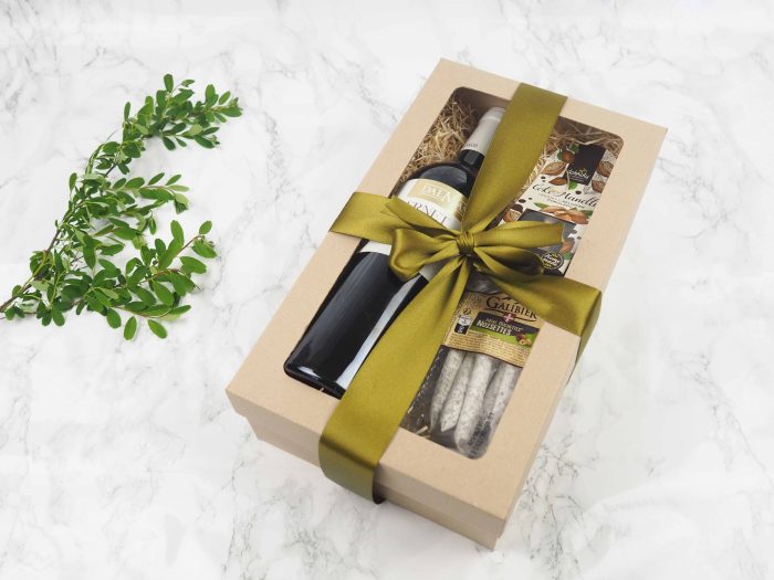 Dárkový balíček Večerní posezení v sobě obsahuje červené italské víno Cabernet Veneto, mandle v belgické hořké čokoládě a minisalámky Nature.