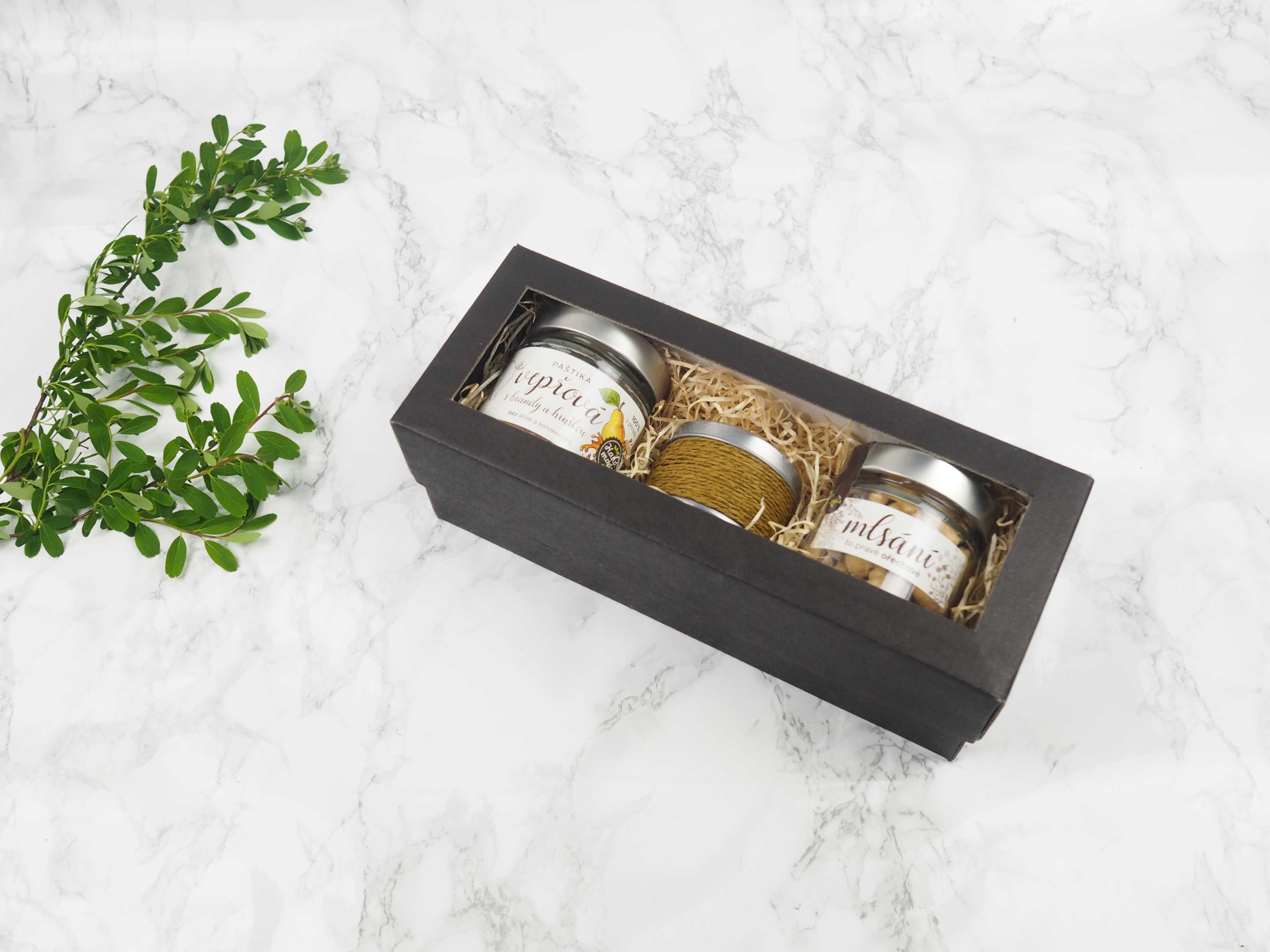 Dárkový balíček České mlsání v sobě obsahuje vepřovou paštiku s brandy a hruškou, skořicovou svíčku a mix pražených oříšků. Darujte luxusní balíček plný pochutin s chutí a udělejte svým obdarovaným radost.