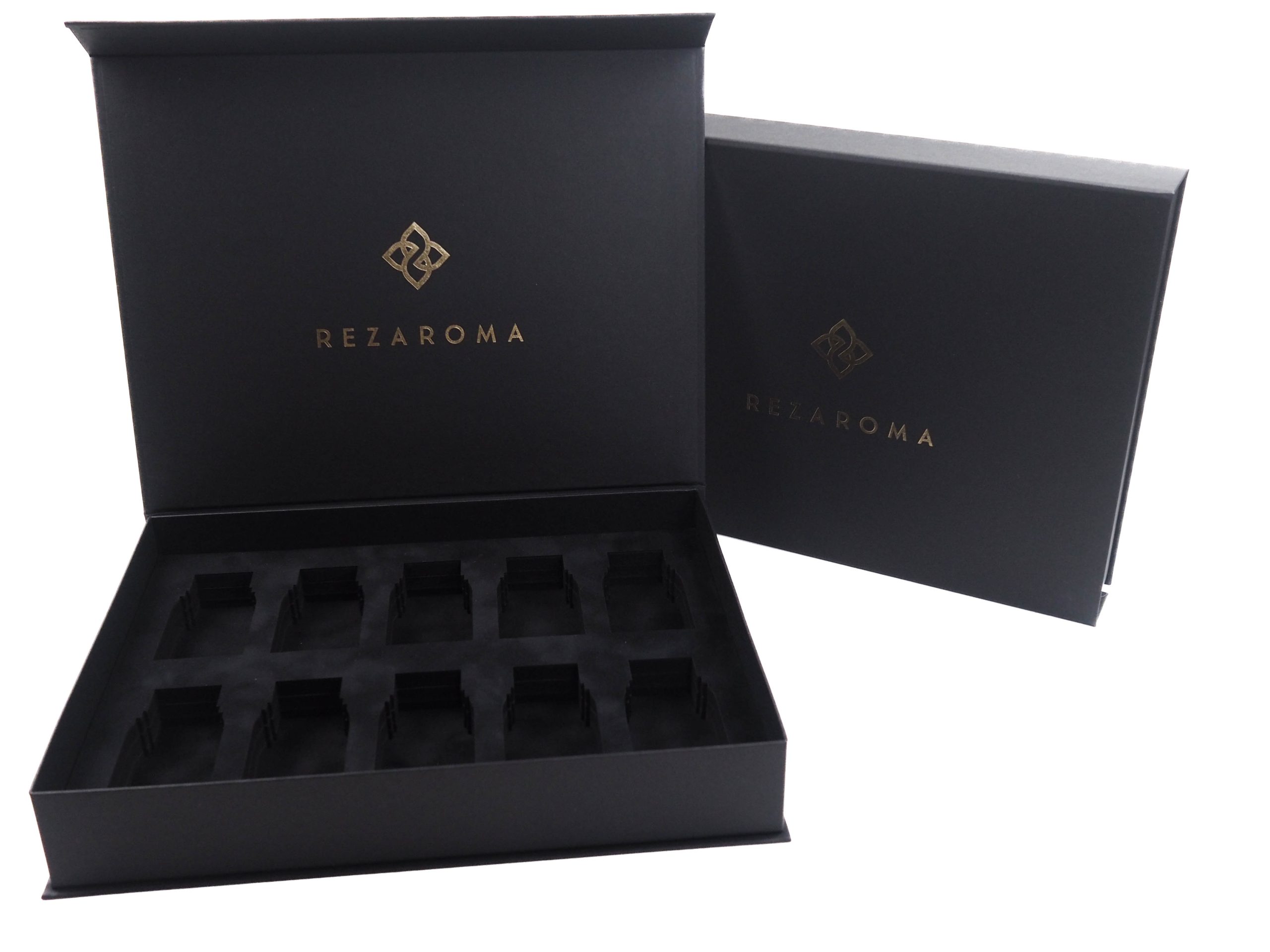 Tato magnetická krabice Rezeroma byla vyrobena na vzorky esenciálních olejů. Aby skleničky s oleji do vložky seděly, byla vložka vyřezána laserem dle tvaru produktu. 