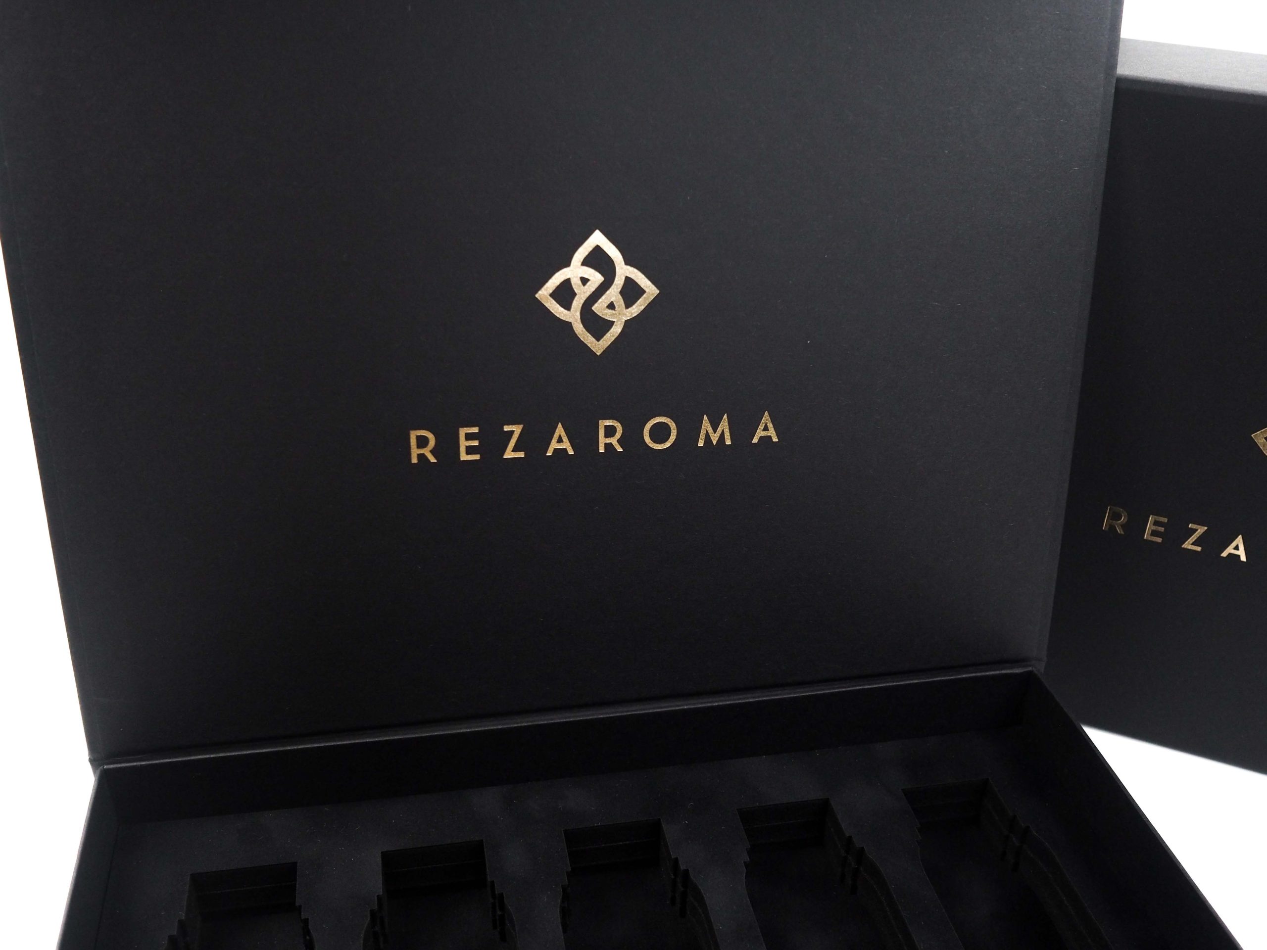 Tato magnetická krabice Rezeroma byla vyrobena na vzorky esenciálních olejů. Aby skleničky s oleji do vložky seděly, byla vložka vyřezána laserem dle tvaru produktu. 
