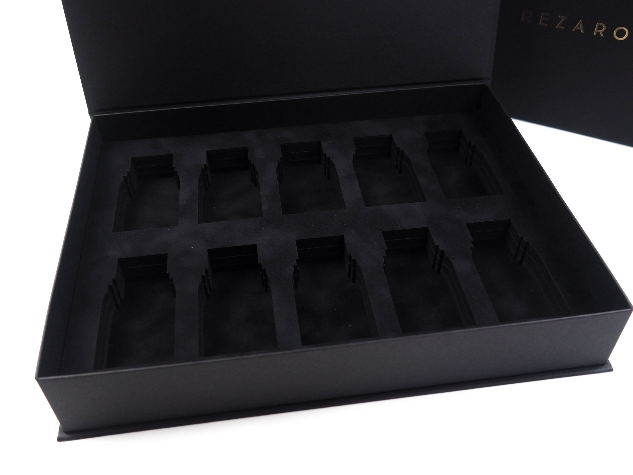 Tato magnetická krabice Rezeroma byla vyrobena na vzorky esenciálních olejů. Aby skleničky s oleji do vložky seděly, byla vložka vyřezána laserem dle tvaru produktu. 