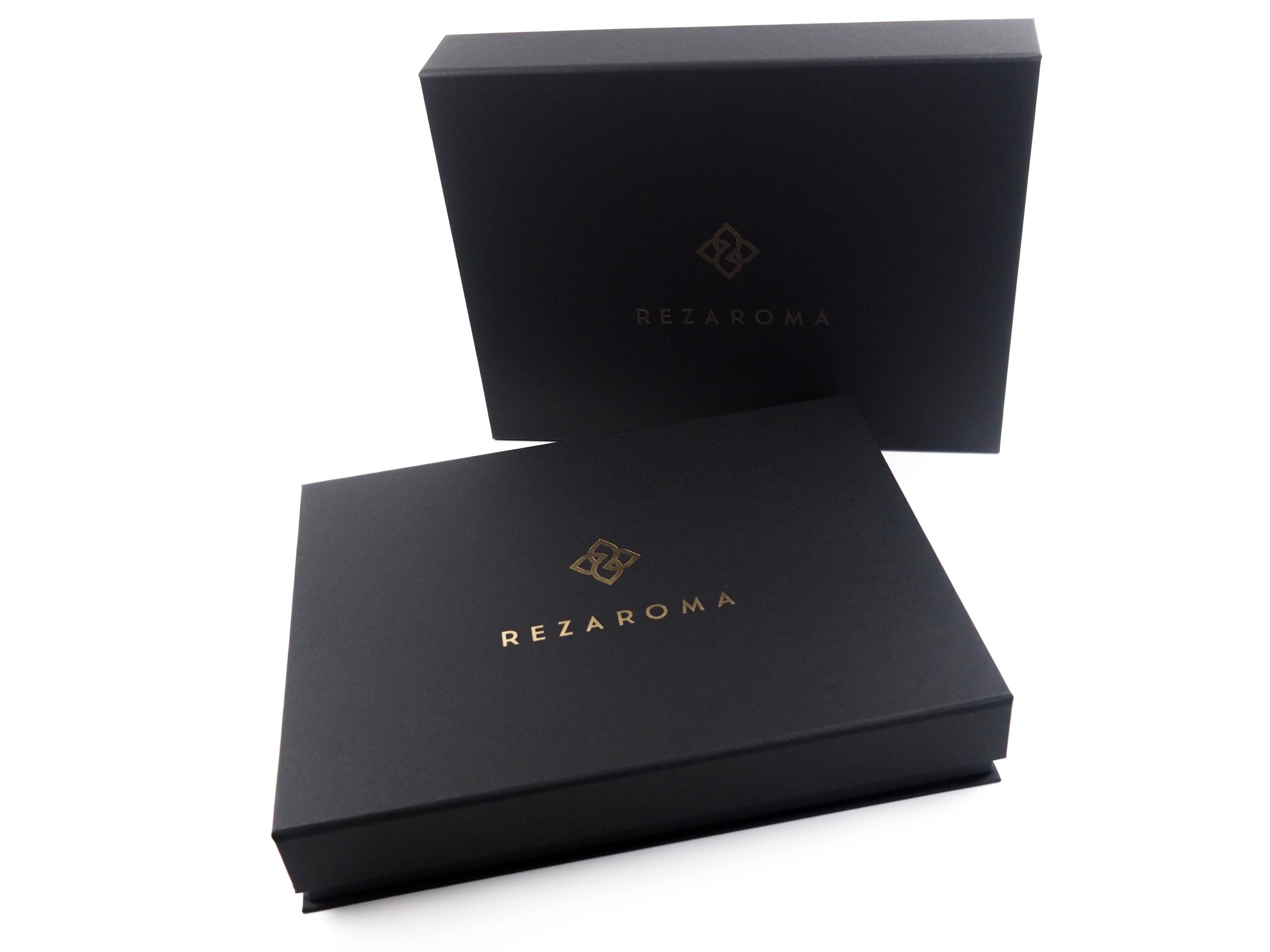 Tato magnetická krabice Rezeroma byla vyrobena na vzorky esenciálních olejů. Aby skleničky s oleji do vložky seděly, byla vložka vyřezána laserem dle tvaru produktu. 