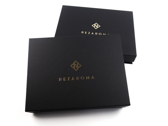 Tato magnetická krabice Rezeroma byla vyrobena na vzorky esenciálních olejů. Aby skleničky s oleji do vložky seděly, byla vložka vyřezána laserem dle tvaru produktu. 
