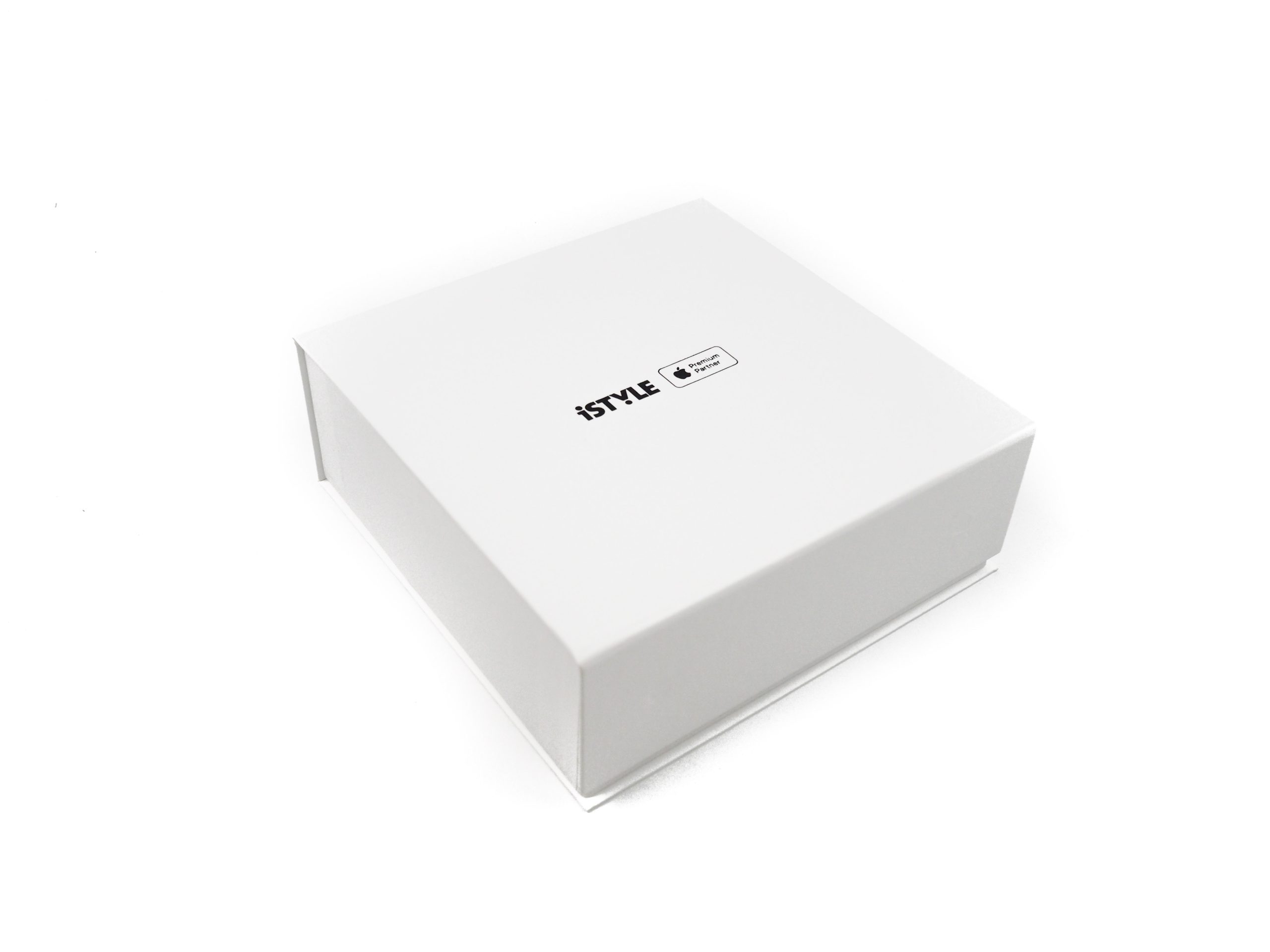 Tato magnetická krabice iStyle byla vyrobena pro společnost iStyle, která tak dává svým zákazníkům možnost dárkového balení na své produkty. Krabice je jednoduchá a zcela elegantní, tak aby její design odpovídal vzhledu celého brandu. 