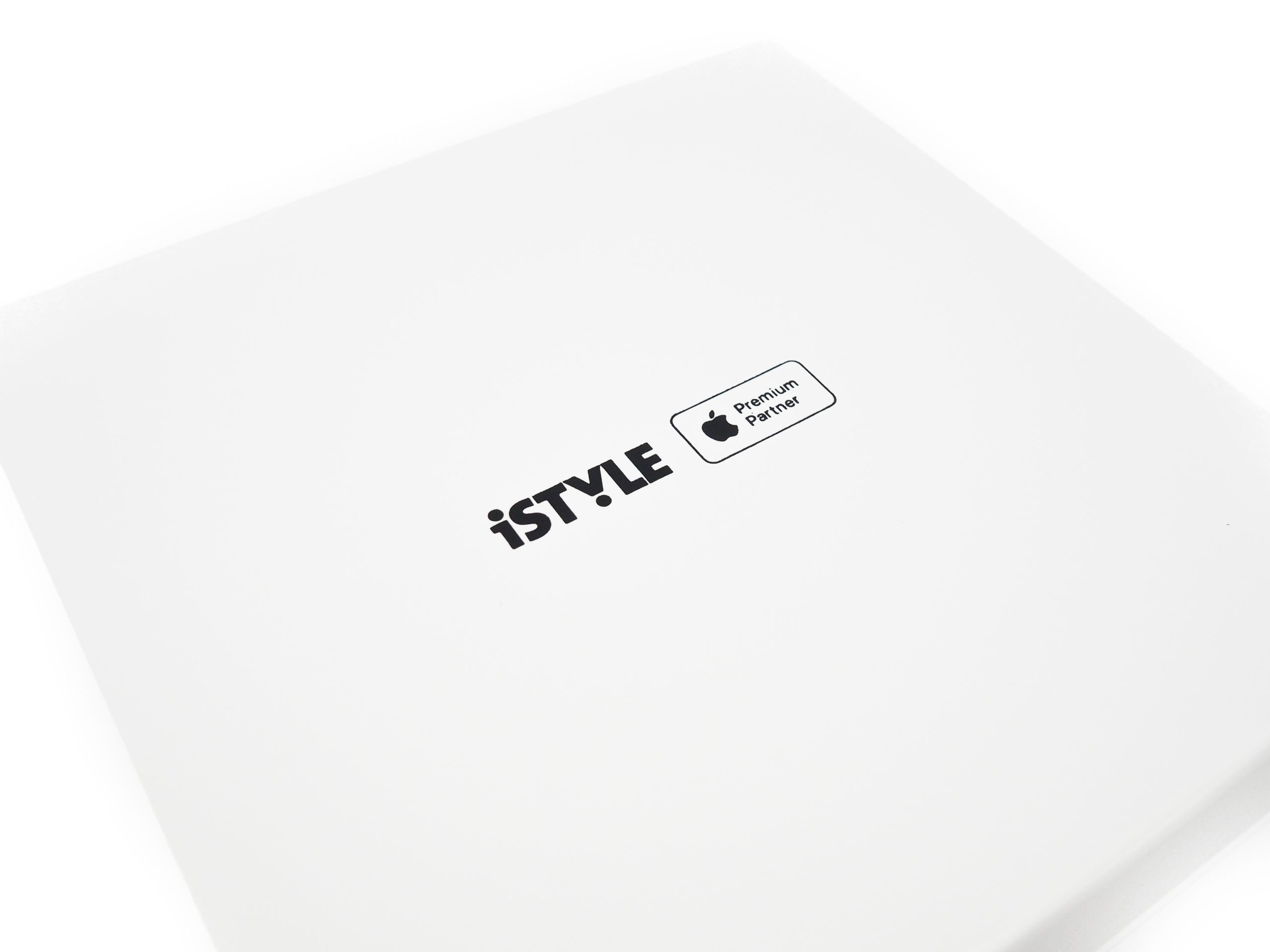 Tato magnetická krabice iStyle byla vyrobena pro společnost iStyle, která tak dává svým zákazníkům možnost dárkového balení na své produkty. Krabice je jednoduchá a zcela elegantní, tak aby její design odpovídal vzhledu celého brandu. 