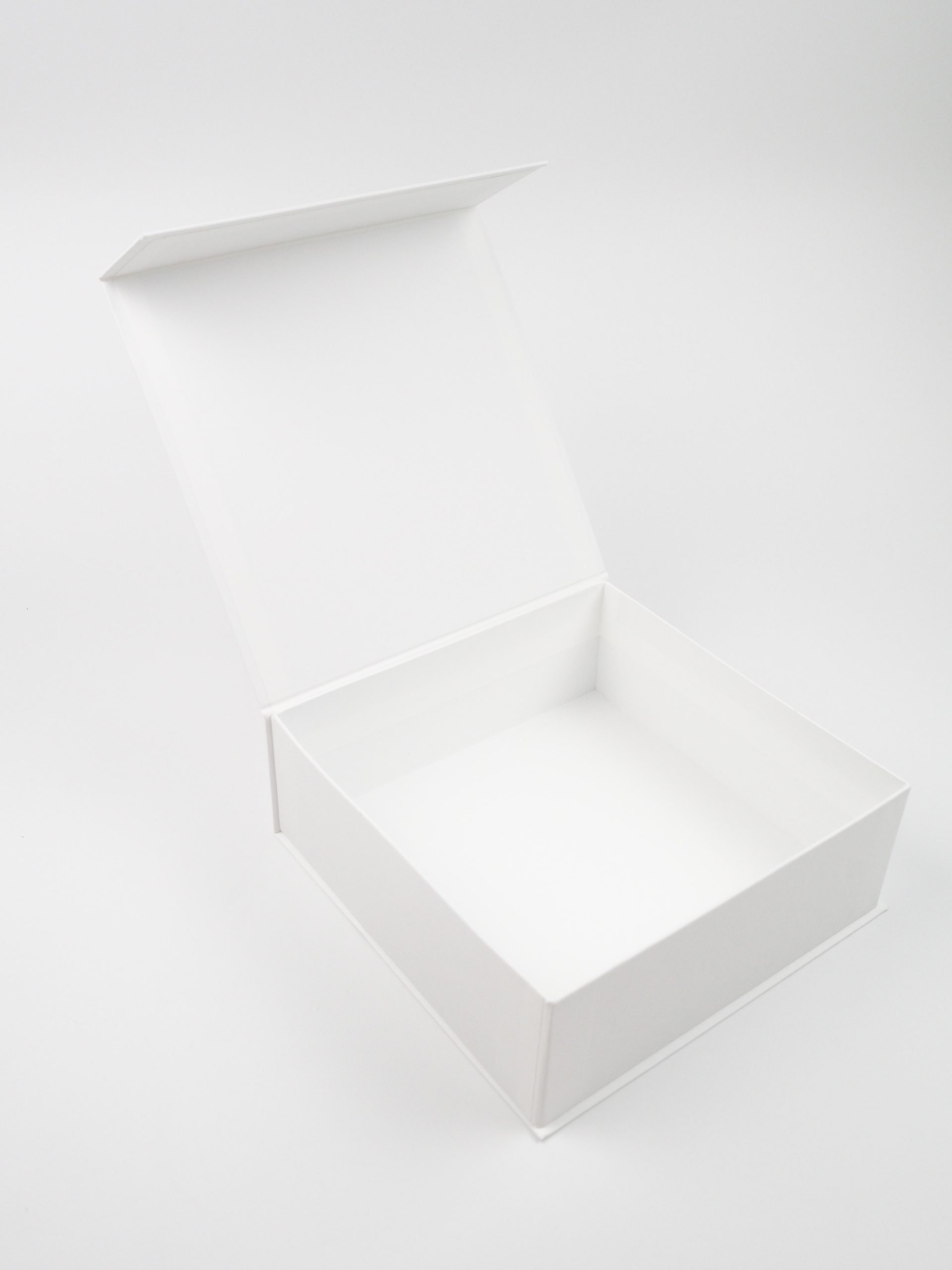 Tato magnetická krabice iStyle byla vyrobena pro společnost iStyle, která tak dává svým zákazníkům možnost dárkového balení na své produkty. Krabice je jednoduchá a zcela elegantní, tak aby její design odpovídal vzhledu celého brandu. 