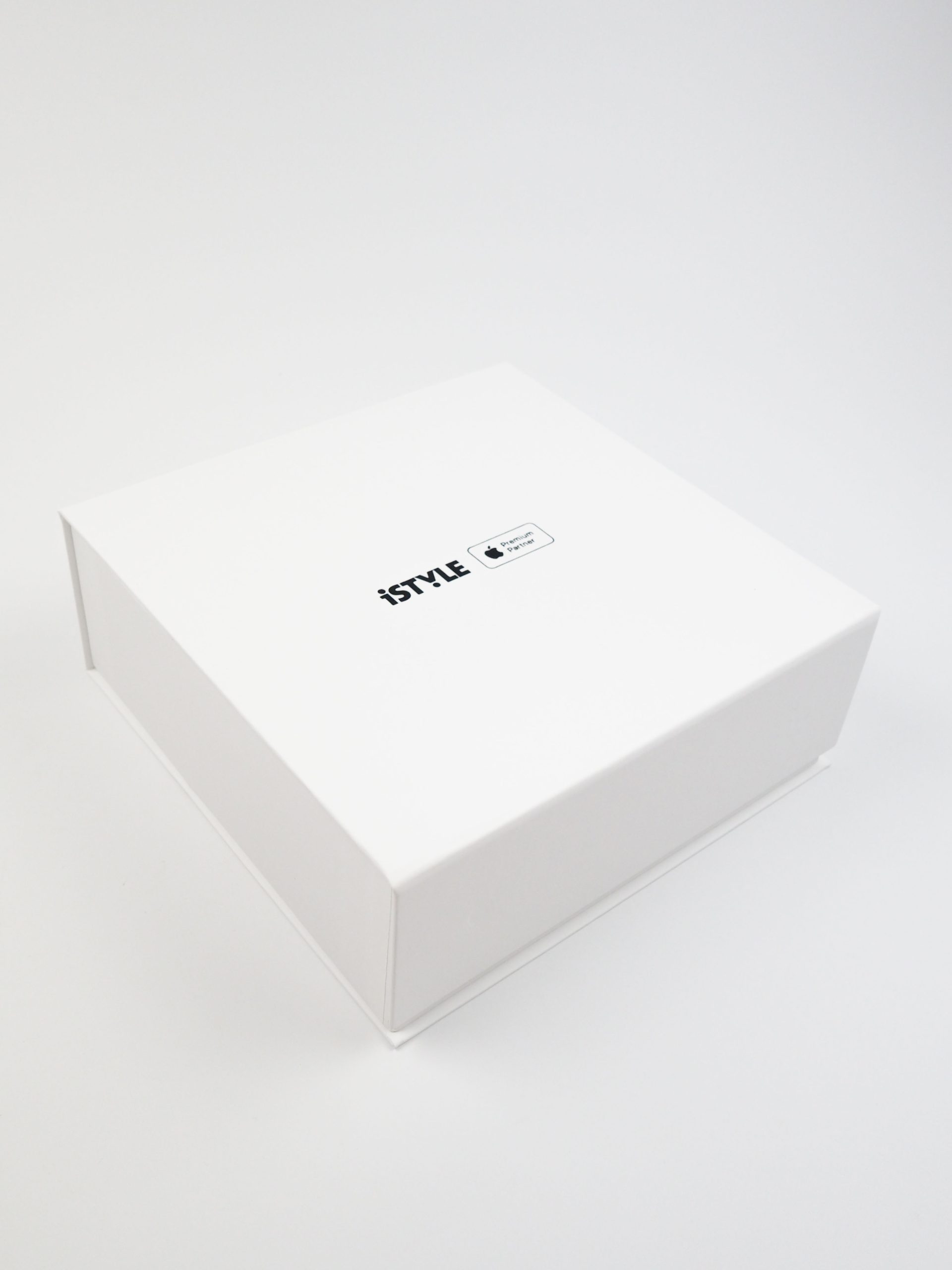 Tato magnetická krabice iStyle byla vyrobena pro společnost iStyle, která tak dává svým zákazníkům možnost dárkového balení na své produkty. Krabice je jednoduchá a zcela elegantní, tak aby její design odpovídal vzhledu celého brandu. 