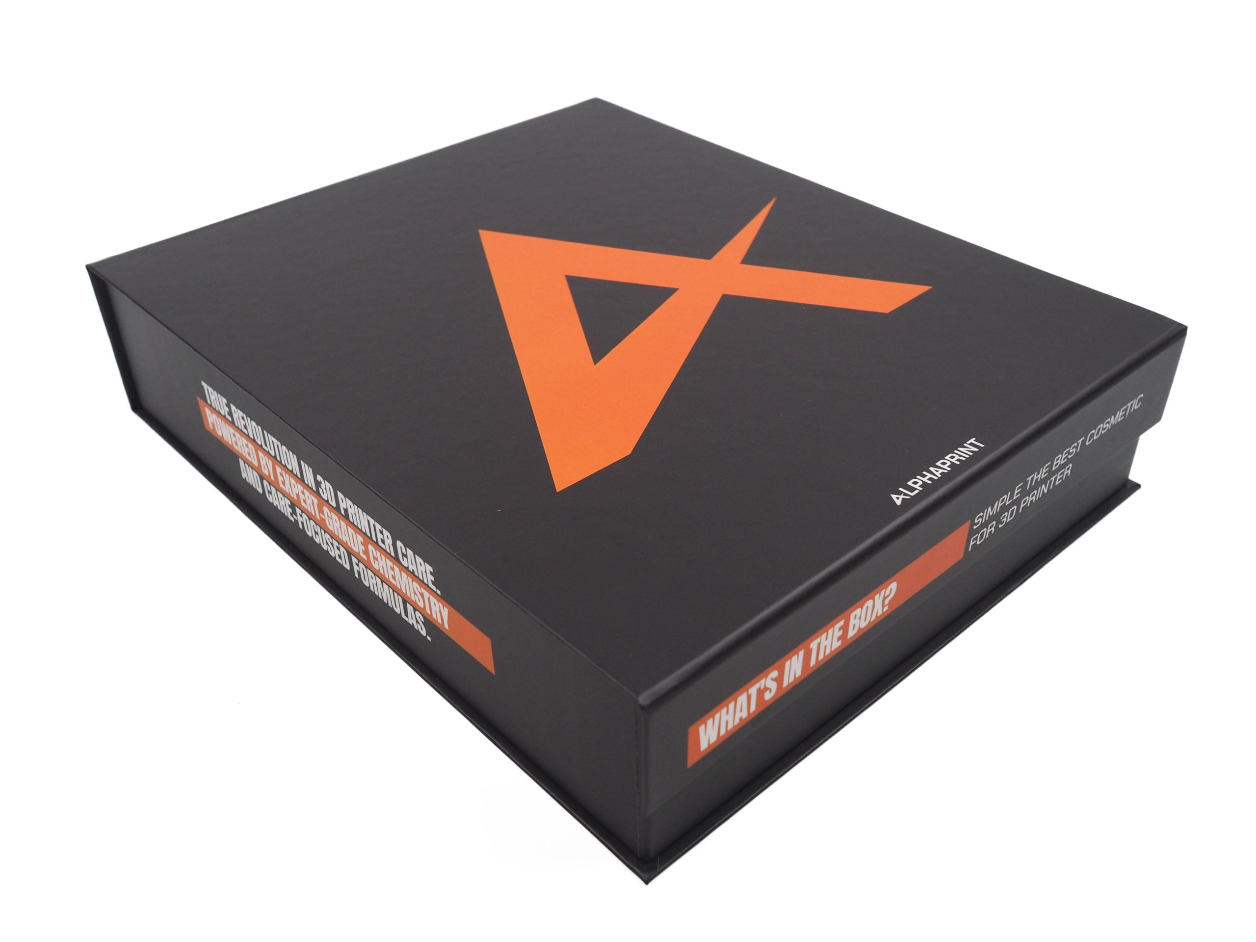 Tato magnetická krabice byla vyrobena na prezentaci nových čistících prostředků na 3D tiskárny. Pěna uvnitř krabice byla vyřezána přesně podle produktů, aby vše perfektně sedělo. Záleželo zde i na grafice, která byla po všech stranách krabice a doladila tak celkový vzhled.