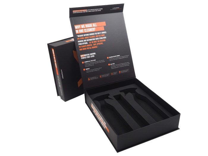 Magnetická krabice Alphaprint Tato magnetická krabice byla vyrobena na prezentaci nových čistících prostředků na 3D tiskárny. Pěna uvnitř krabice byla vyřezána přesně podle produktů, aby vše perfektně sedělo. Záleželo zde i na grafice, která byla po všech stranách krabice a doladila tak celkový vzhled.
