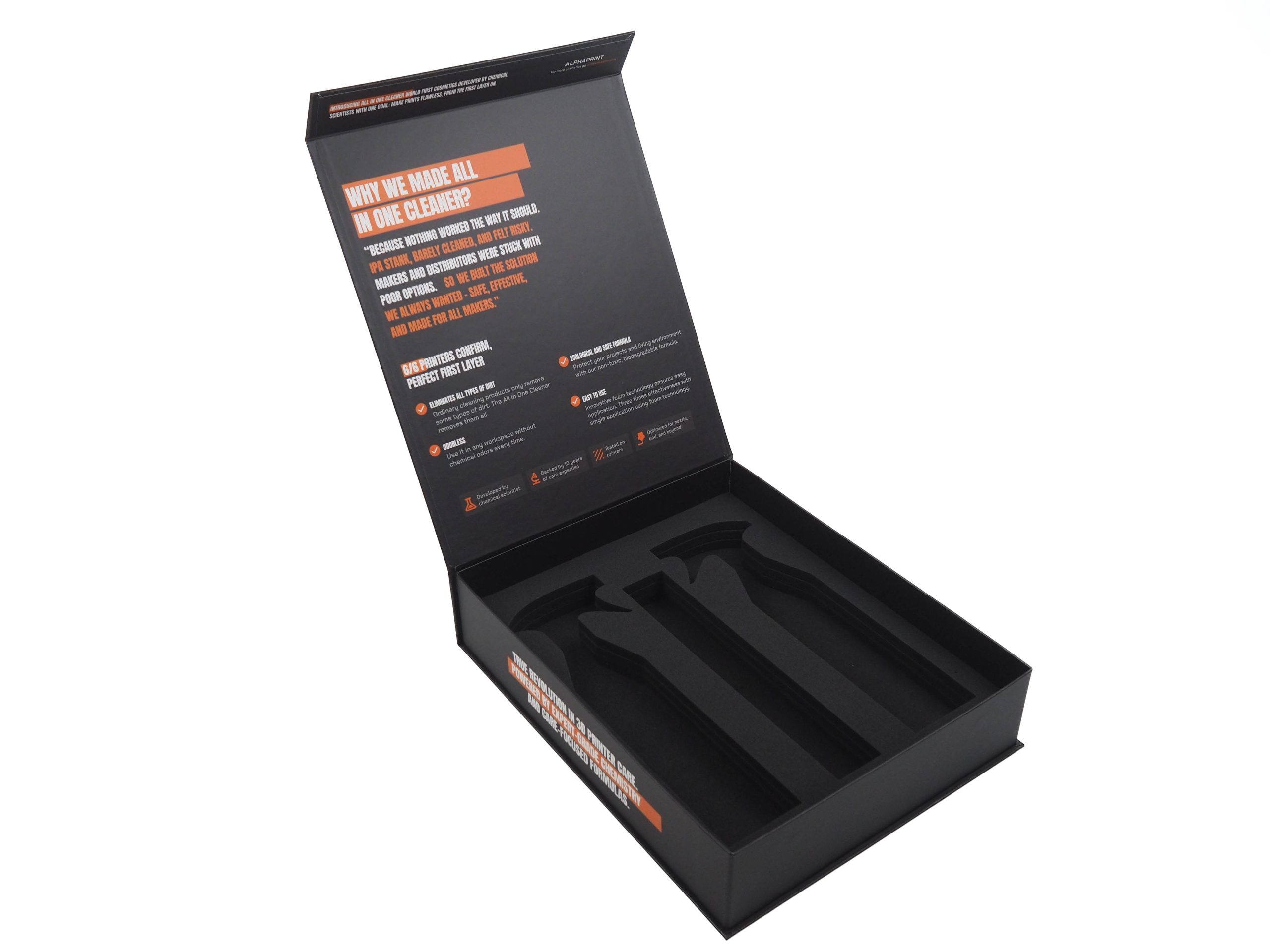 Tato magnetická krabice byla vyrobena na prezentaci nových čistících prostředků na 3D tiskárny. Pěna uvnitř krabice byla vyřezána přesně podle produktů, aby vše perfektně sedělo. Záleželo zde i na grafice, která byla po všech stranách krabice a doladila tak celkový vzhled.
