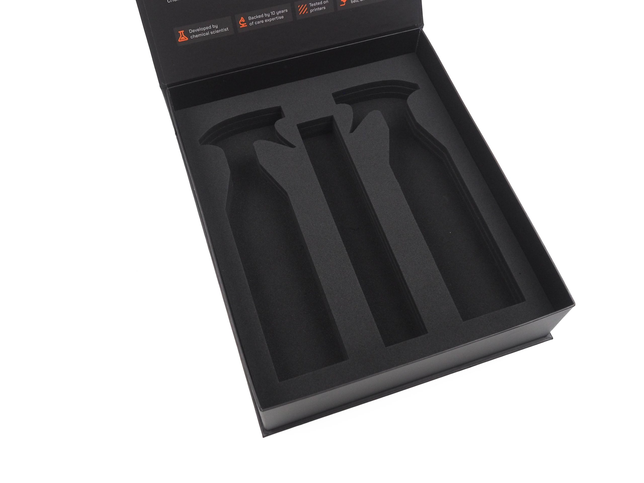 Tato magnetická krabice byla vyrobena na prezentaci nových čistících prostředků na 3D tiskárny. Pěna uvnitř krabice byla vyřezána přesně podle produktů, aby vše perfektně sedělo. Záleželo zde i na grafice, která byla po všech stranách krabice a doladila tak celkový vzhled.