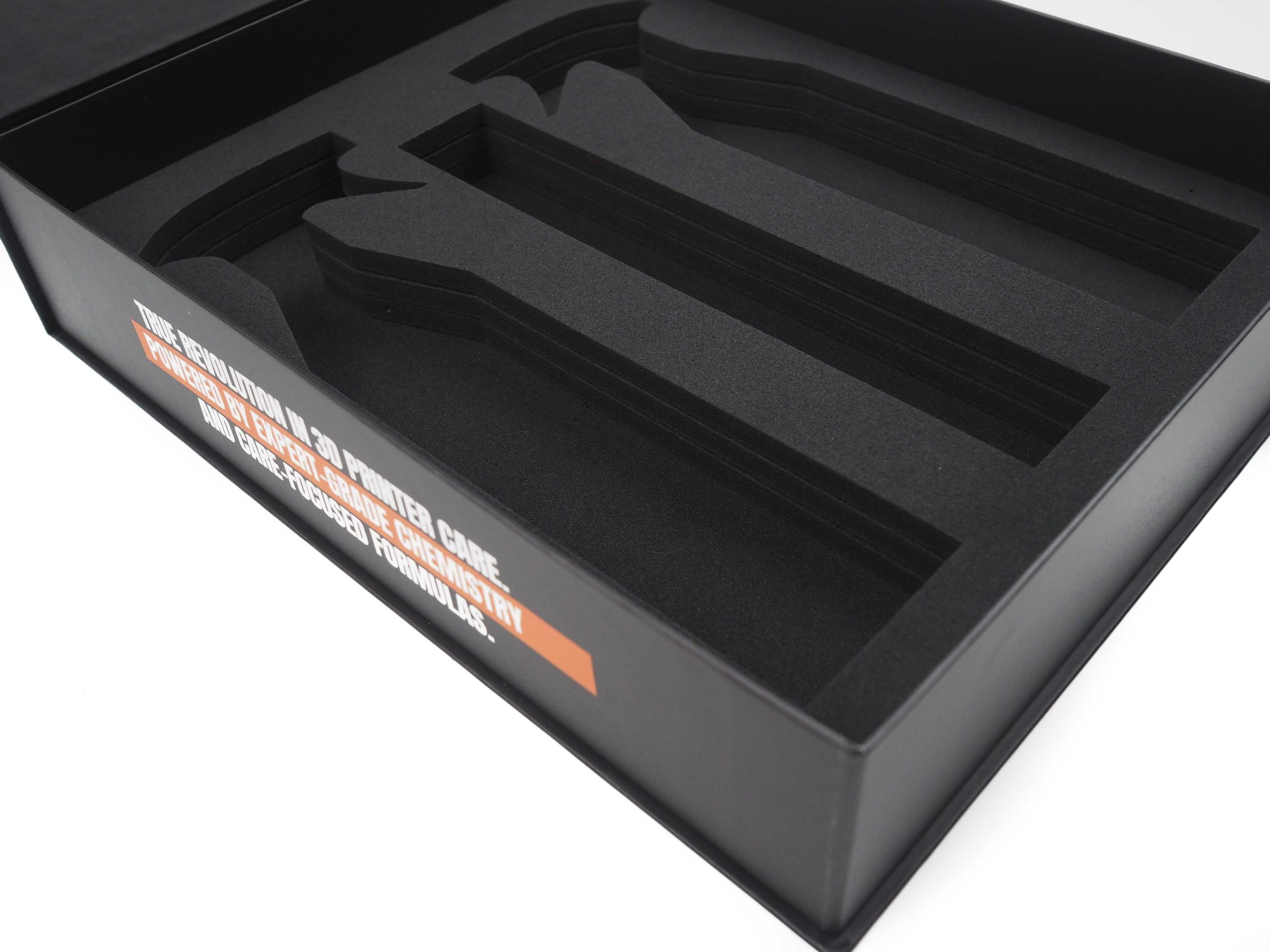 Tato magnetická krabice byla vyrobena na prezentaci nových čistících prostředků na 3D tiskárny. Pěna uvnitř krabice byla vyřezána přesně podle produktů, aby vše perfektně sedělo. Záleželo zde i na grafice, která byla po všech stranách krabice a doladila tak celkový vzhled.