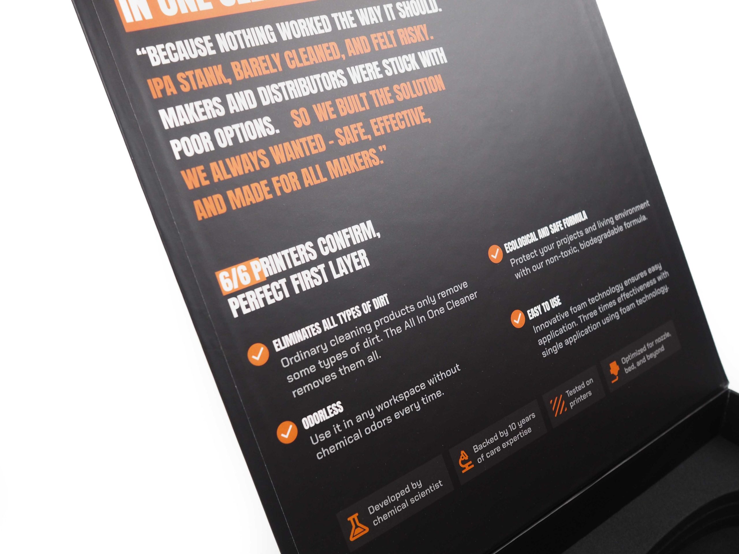 Tato magnetická krabice byla vyrobena na prezentaci nových čistících prostředků na 3D tiskárny. Pěna uvnitř krabice byla vyřezána přesně podle produktů, aby vše perfektně sedělo. Záleželo zde i na grafice, která byla po všech stranách krabice a doladila tak celkový vzhled.