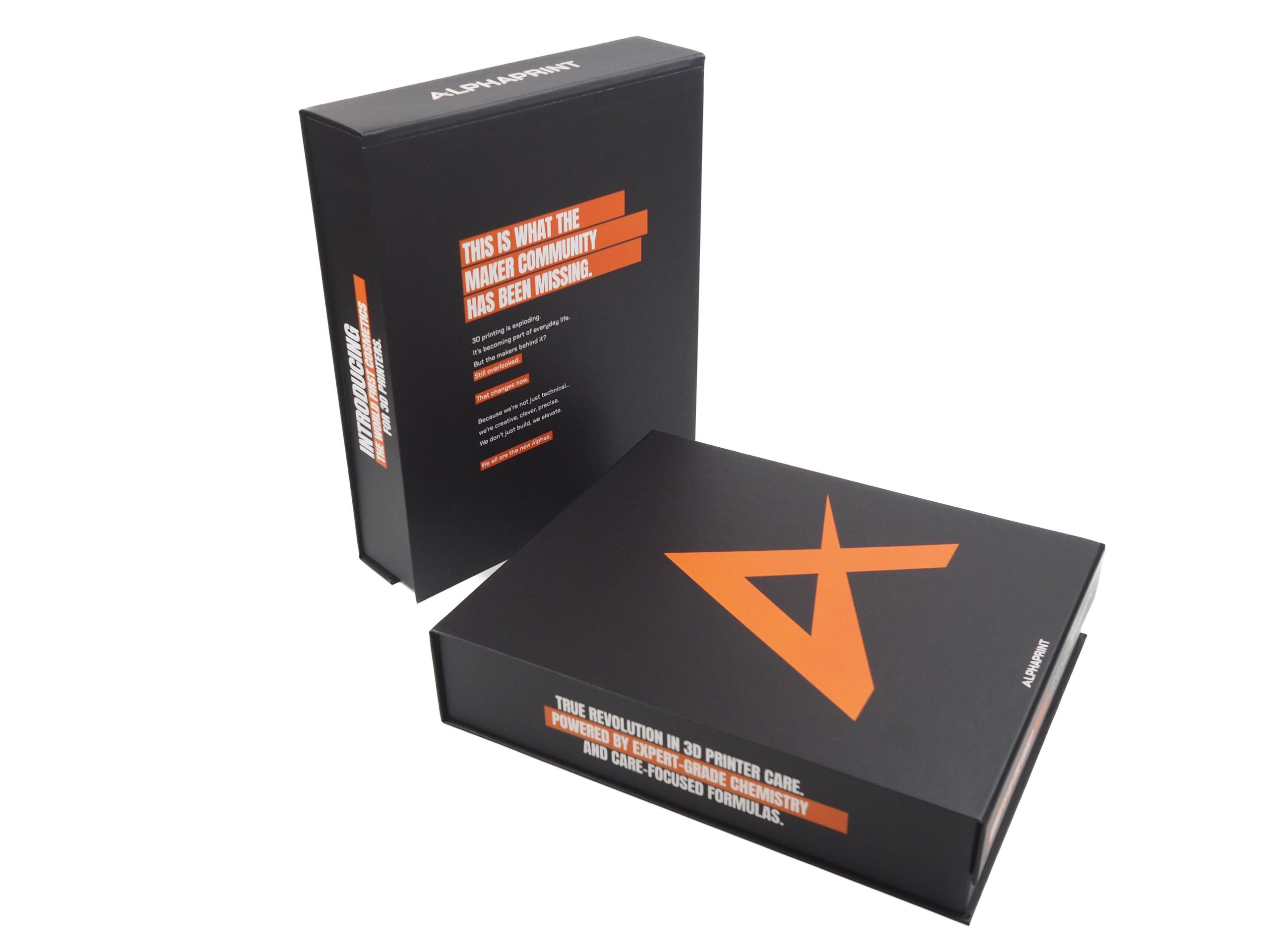 Tato magnetická krabice byla vyrobena na prezentaci nových čistících prostředků na 3D tiskárny. Pěna uvnitř krabice byla vyřezána přesně podle produktů, aby vše perfektně sedělo. Záleželo zde i na grafice, která byla po všech stranách krabice a doladila tak celkový vzhled.