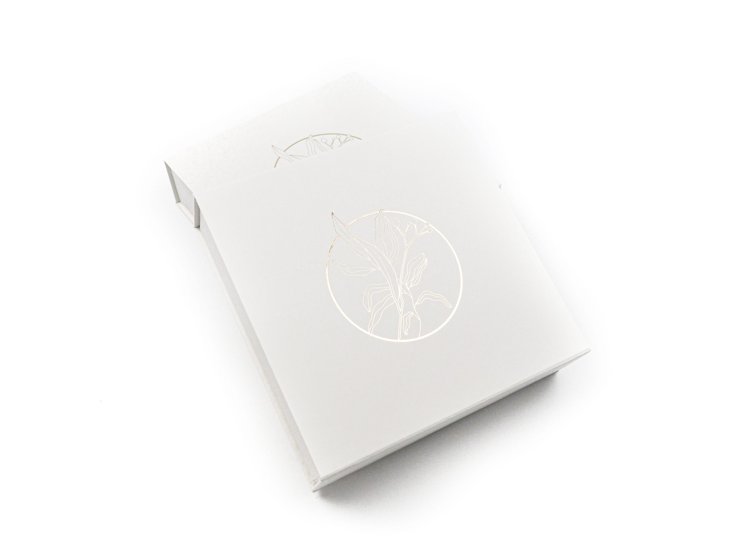 Tato magnetická krabice byla vyrobena jako dárkové balení na kravatu a manžetové knoflíčky. 