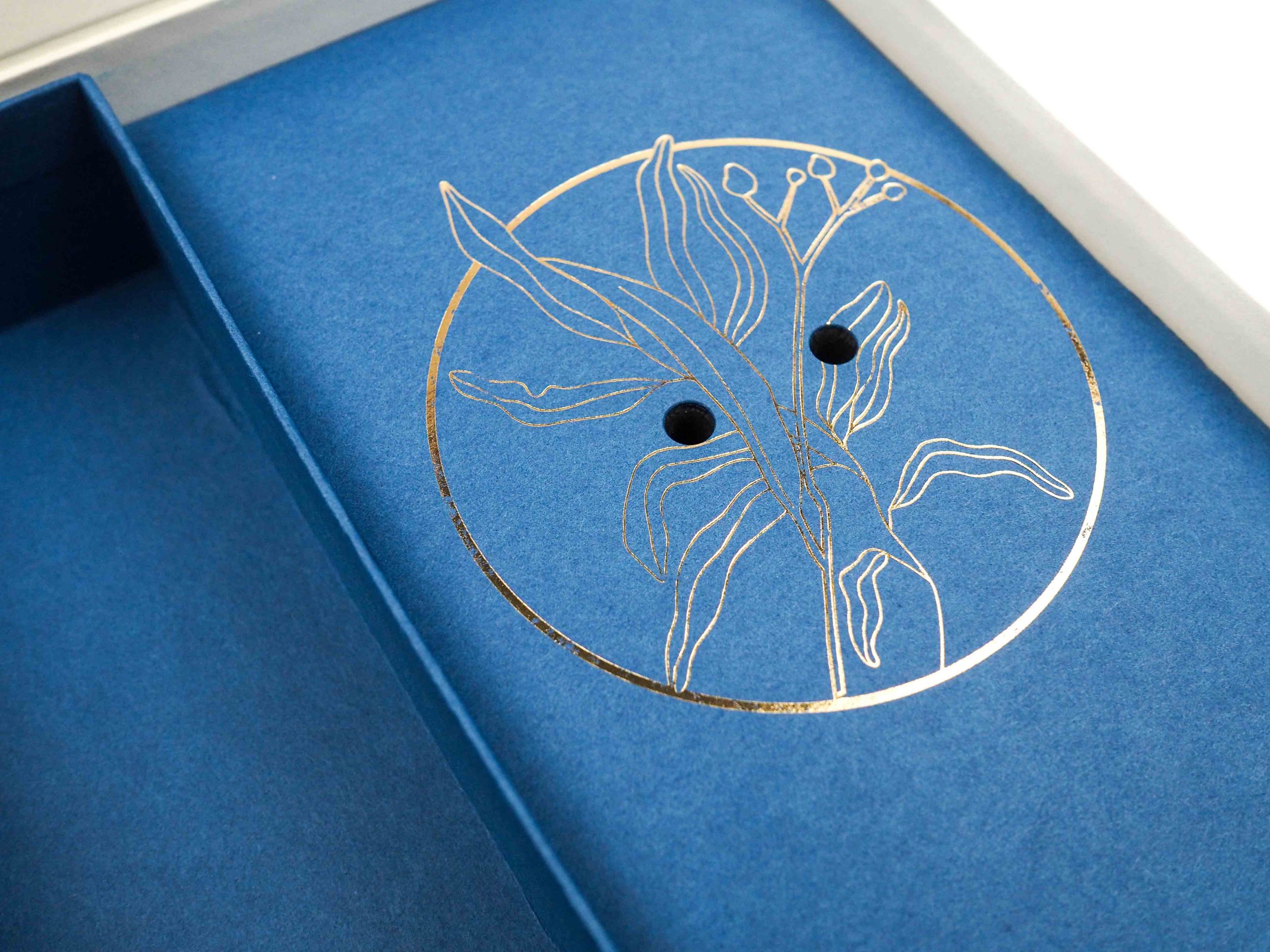 Tato magnetická krabice byla vyrobena jako dárkové balení na kravatu a manžetové knoflíčky. 